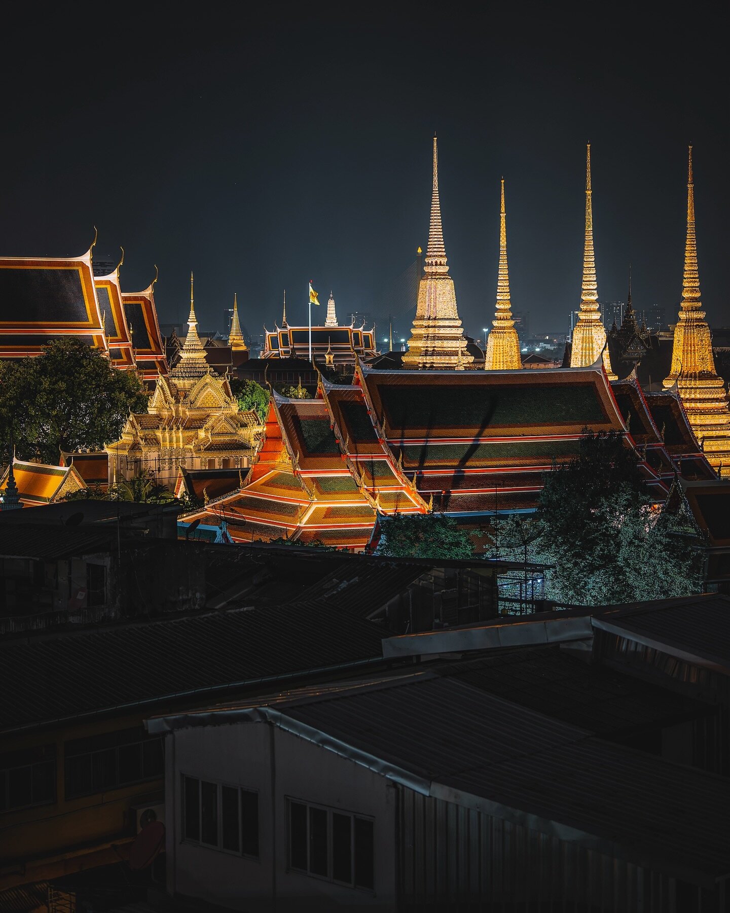 Hello les amis 😊⁣
⁣
[🇨🇵] Le Temple du Bouddha Couch&eacute; tout illumin&eacute; de nuit ✨⁣
Cette troisi&egrave;me photo de &ldquo;Bangkok by Night&rdquo; a &eacute;t&eacute; prise &eacute;galement durant mon s&eacute;jour l&rsquo;an dernier avec 