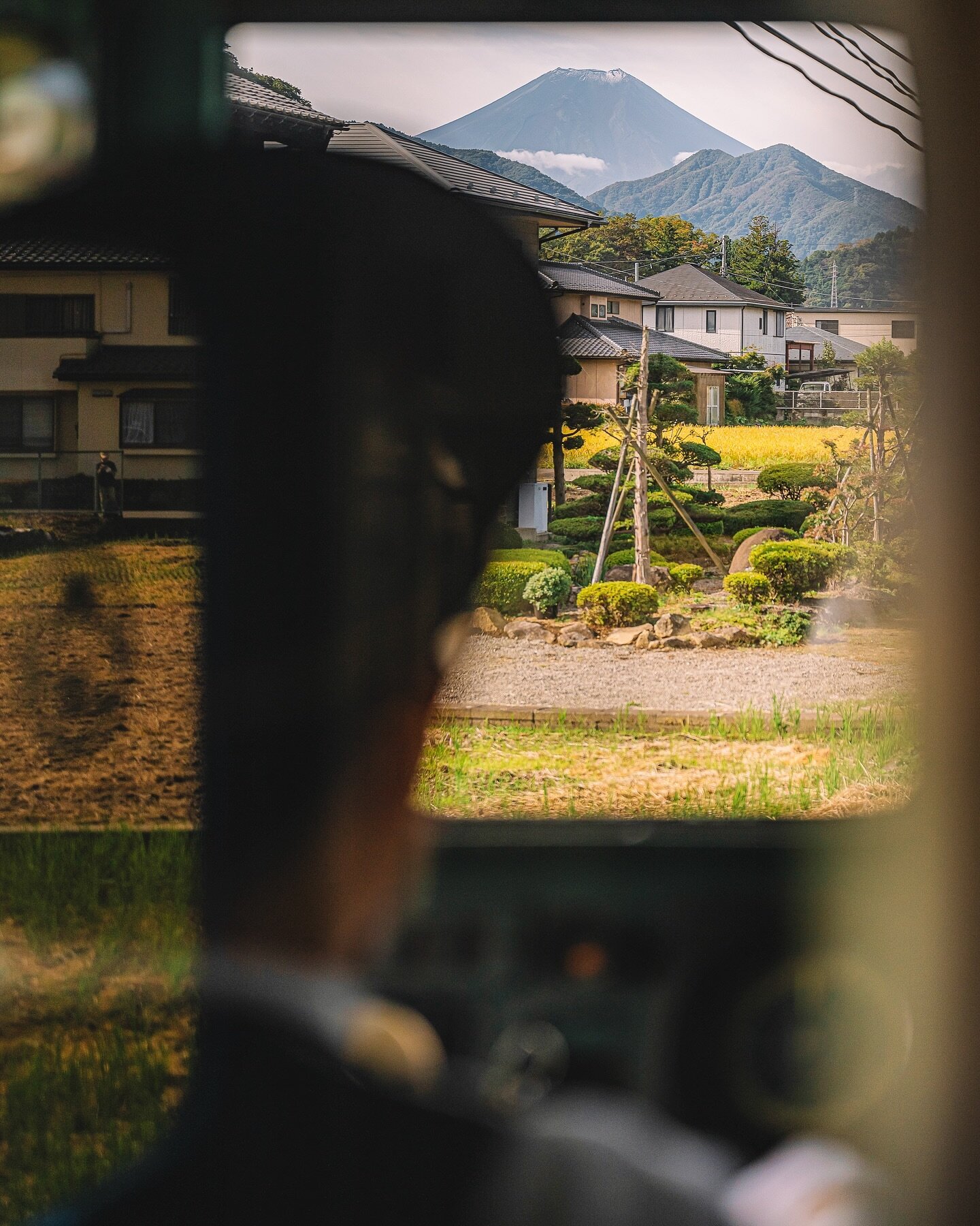 Konnichiwa my friends 😊🇯🇵⁣⁣
⁣⁣
[🇨🇵] &Ecirc;tre aux premi&egrave;res loges quand le train et son chauffeur te rapprochent de plus en plus du Mont Fuji 😍⁣
⁣
Photo prise au Nikon Z8 + 24-70mm 2.8⁣
With @nikonfr / #nikonfr⁣
⁣
[🇺🇸] Being in the fr