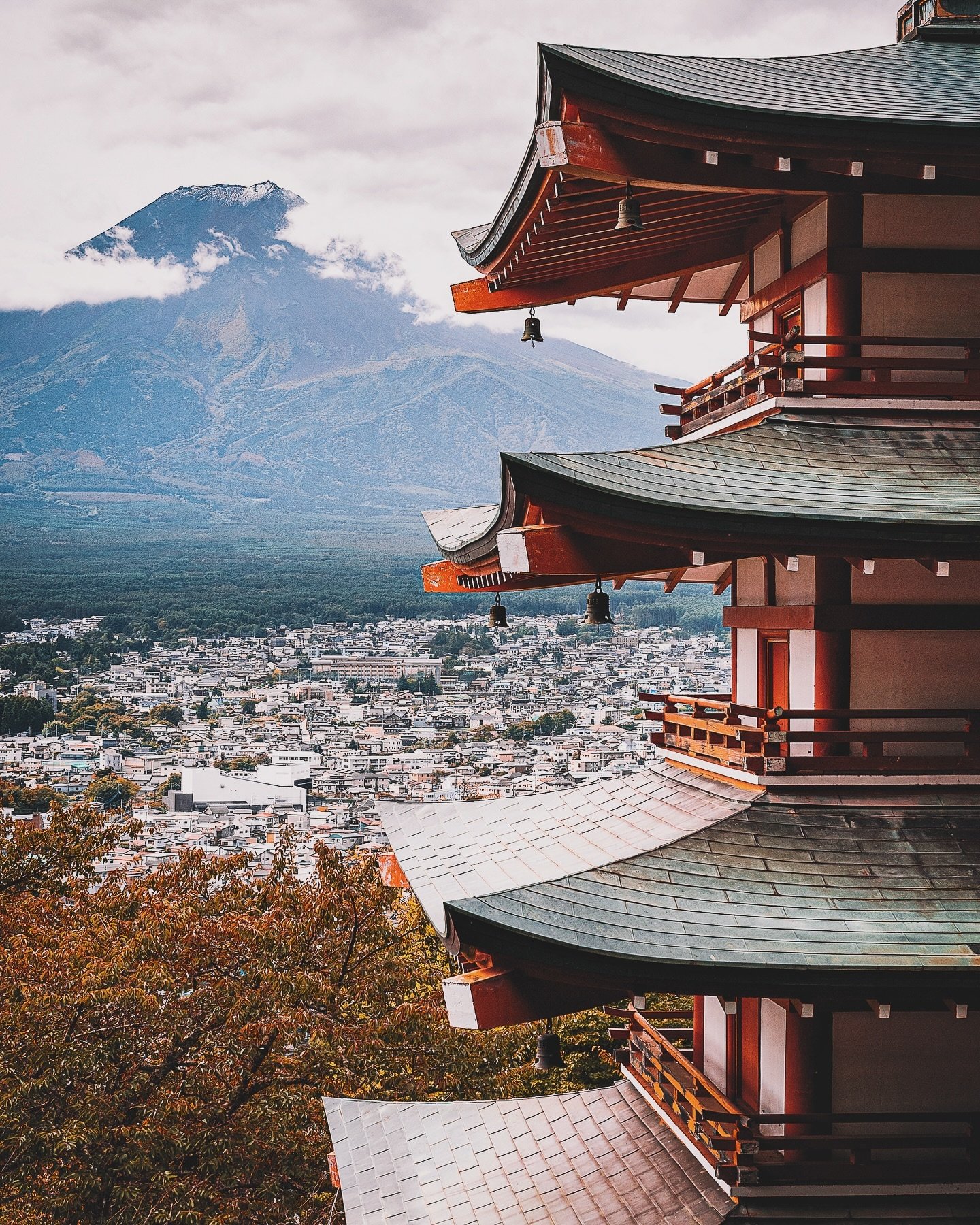Hello les amis 😊⁣
⁣
[🇨🇵] La splendeur du Mont Fuji depuis la pagode Chureito, un c&eacute;l&egrave;bre point de vue situ&eacute; &agrave; Arakura Sengen Shrine &agrave; Fujiyoshida, qui offre une perspective saisissante sur l&rsquo;ic&ocirc;ne emb