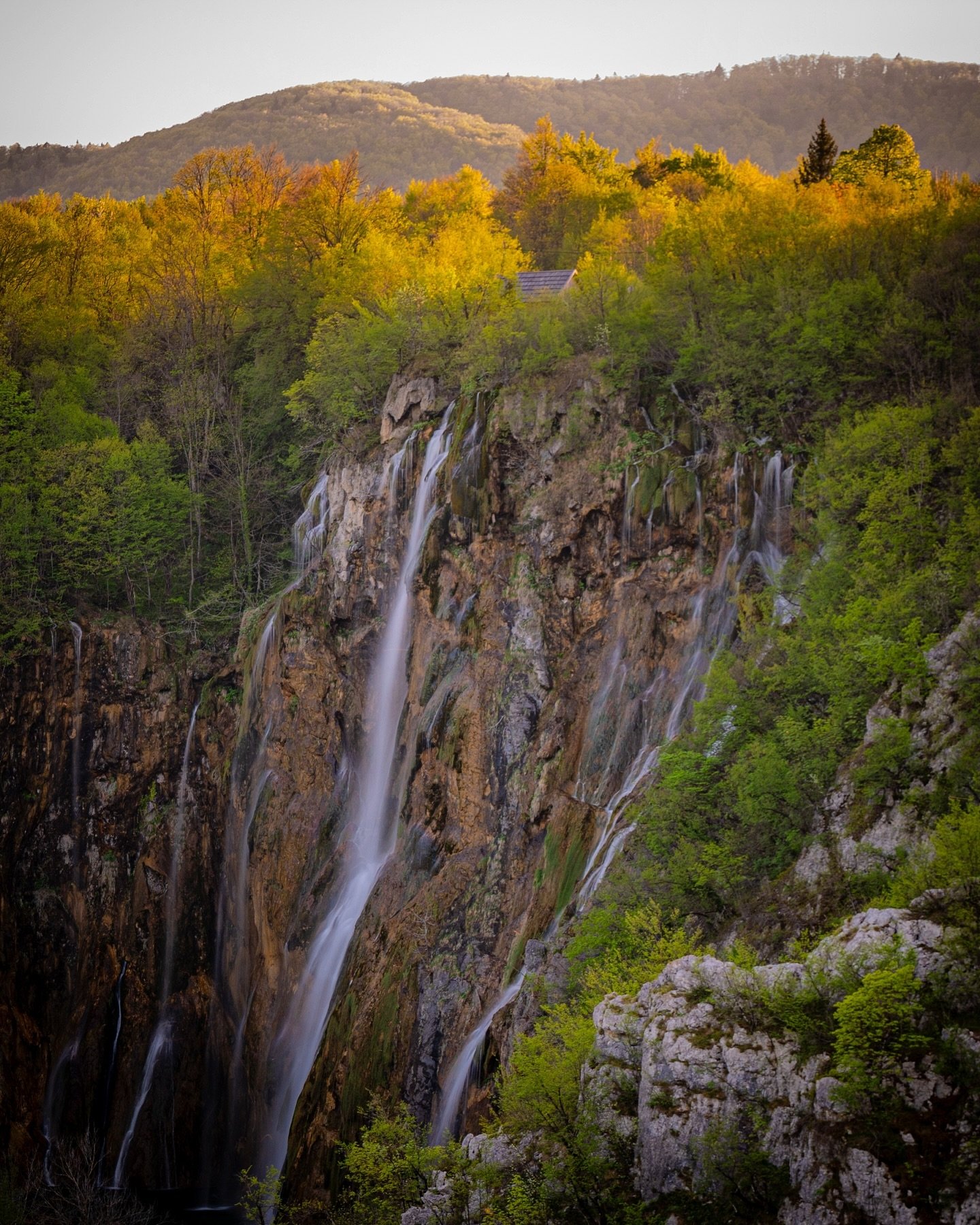 Hello les amis 😊⁣
⁣
[🇨🇵] Au c&oelig;ur du Parc National de Plitvice ! 🏞⁣
16 lacs et 93 cascades, qui dit mieux en Europe ?! 😍⁣
⁣
&bull; collaboration commerciale &bull;⁣
Avec @CroatiaFullOfLife @PlitviceLakeNP / #CroatiaFullOfLife #PlitviceFullE