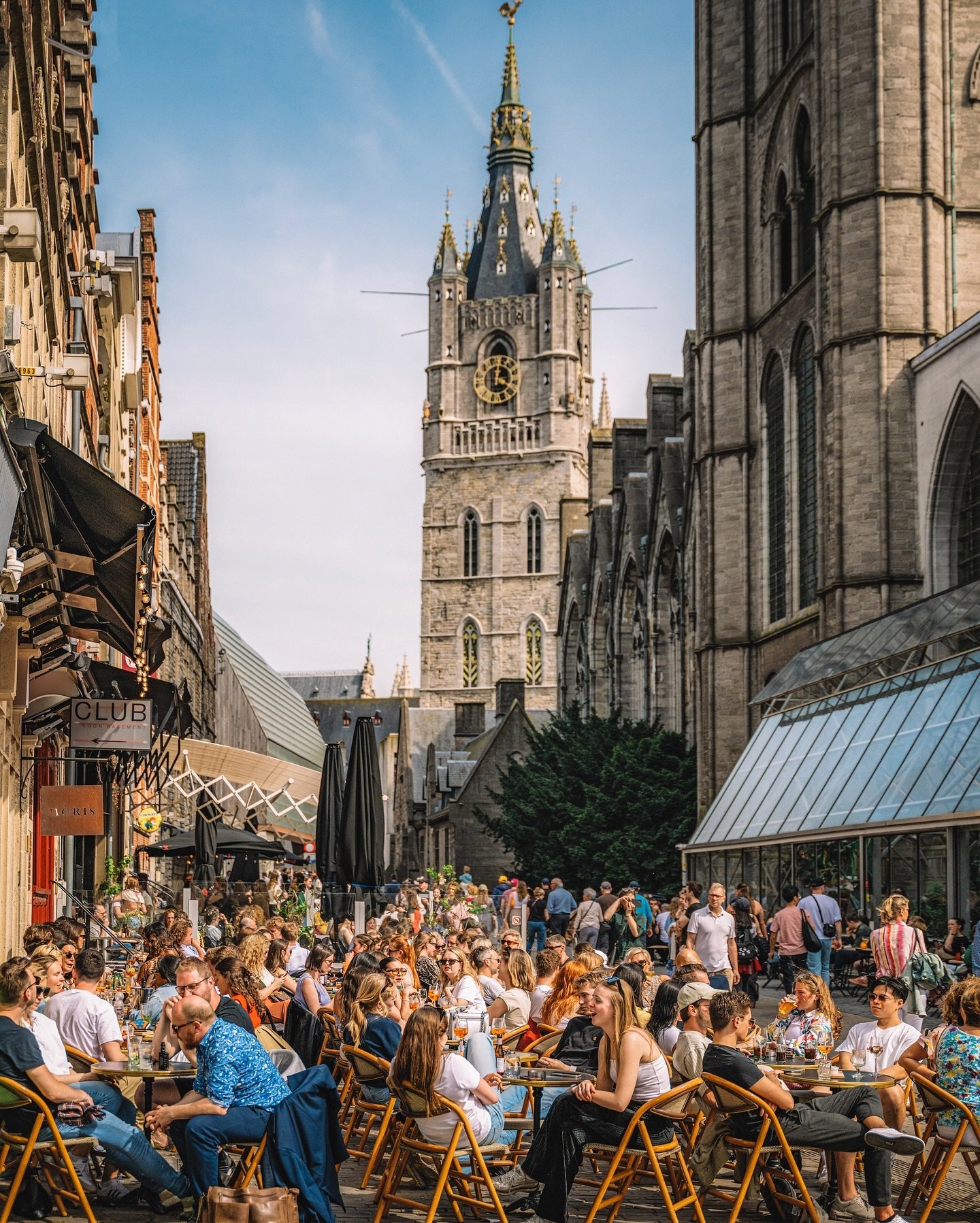 Hello les amis 😊⁣
⁣
[🇨🇵] Comme un air d&rsquo;&Eacute;t&eacute; dans les rues de Gand ! 😍⁣
⁣
[🇺🇸] Summer vibes in Gent streets! 😍⁣
⁣
#Gand #Gent #Ghent #Flanders #VisitFlanders #VisitGent #EmbracingOpenness #Belgium