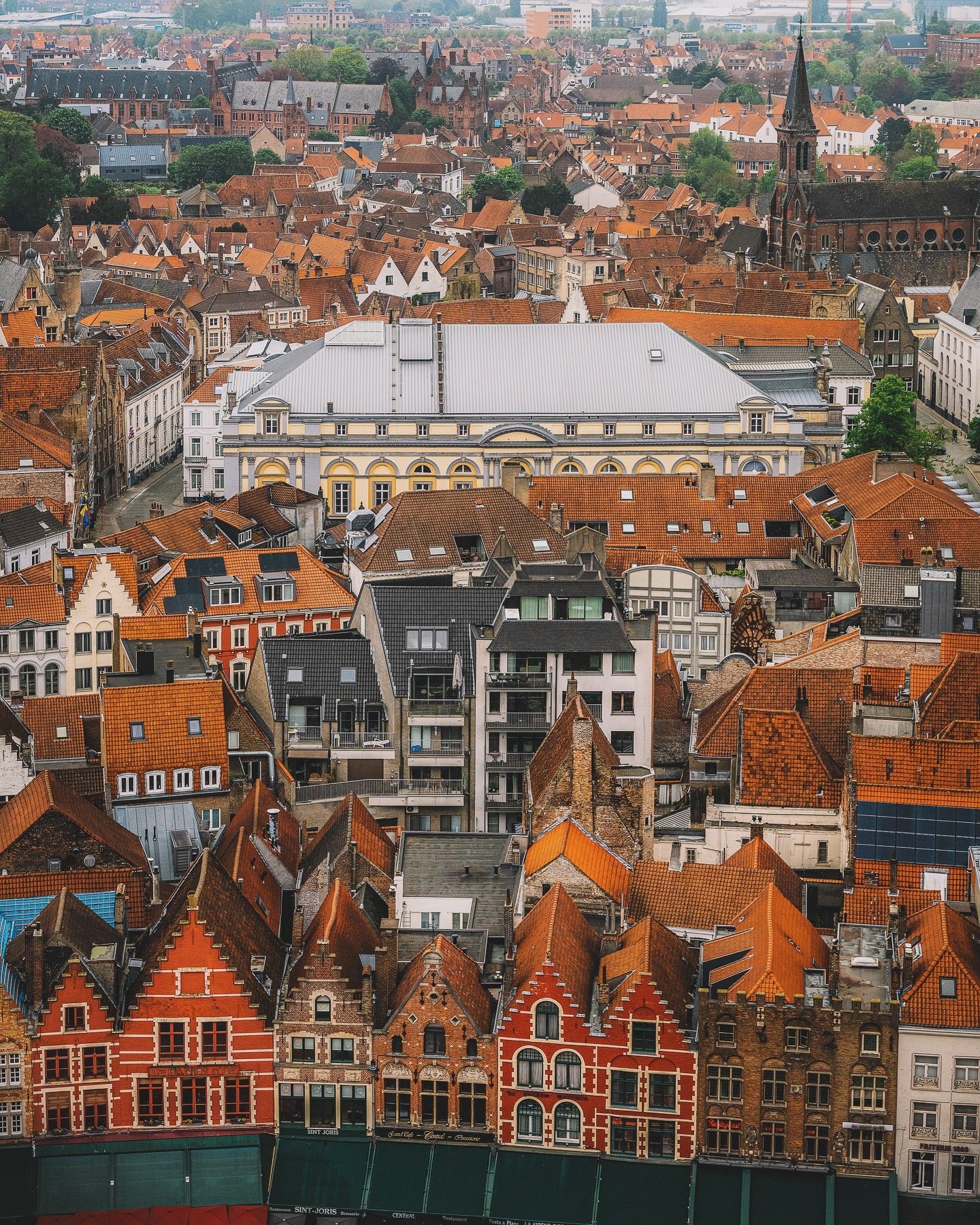 Hello les amis 😊⁣
⁣
[🇨🇵] La jolie ville de Bruges depuis les hauteurs du beffroi et de ses 366 marches &agrave; gravir ! 😍⁣
⁣
[🇺🇸] The beautiful city of Bruges from the top of the Belfry and its 366 steps to climb! 😍⁣
⁣
#Bruges #Brugge #Belgiq