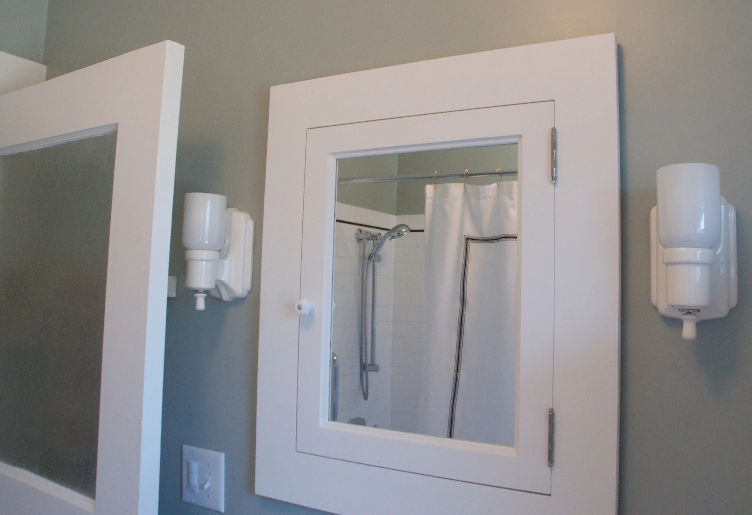 1001c-final photos-bath1-medcab.jpg