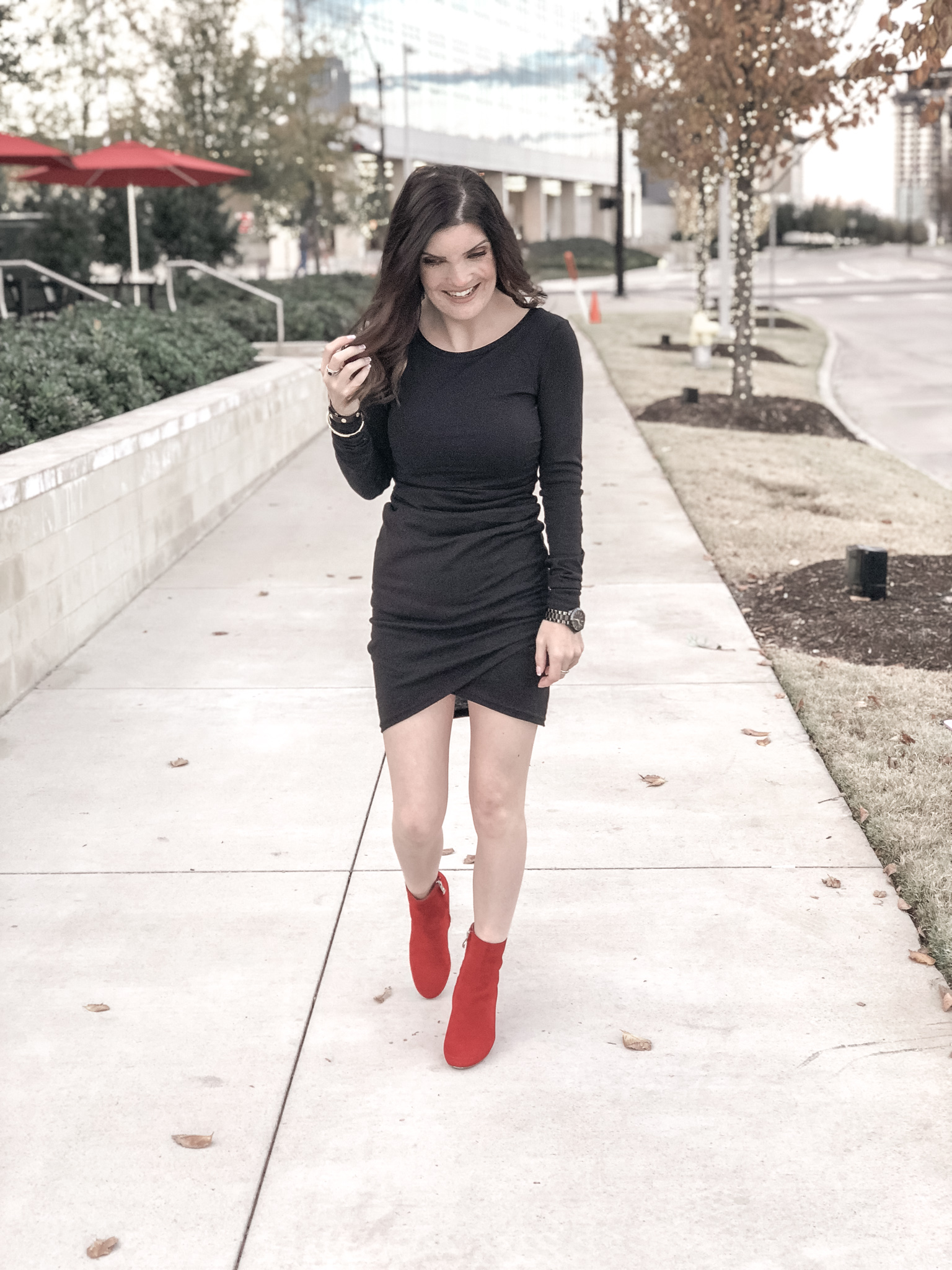 black dress with red converse