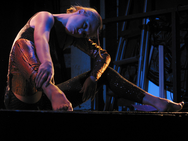 Nicole Baxley with Vangeline Theater in Swimmers at Galapagos Art Space (2004) - Photo Flo Poulain