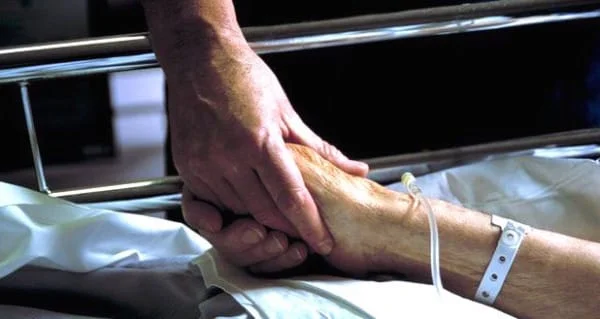 75766227_m5400381-nurse_holds_patient_s_hand-spl-600x319.jpg