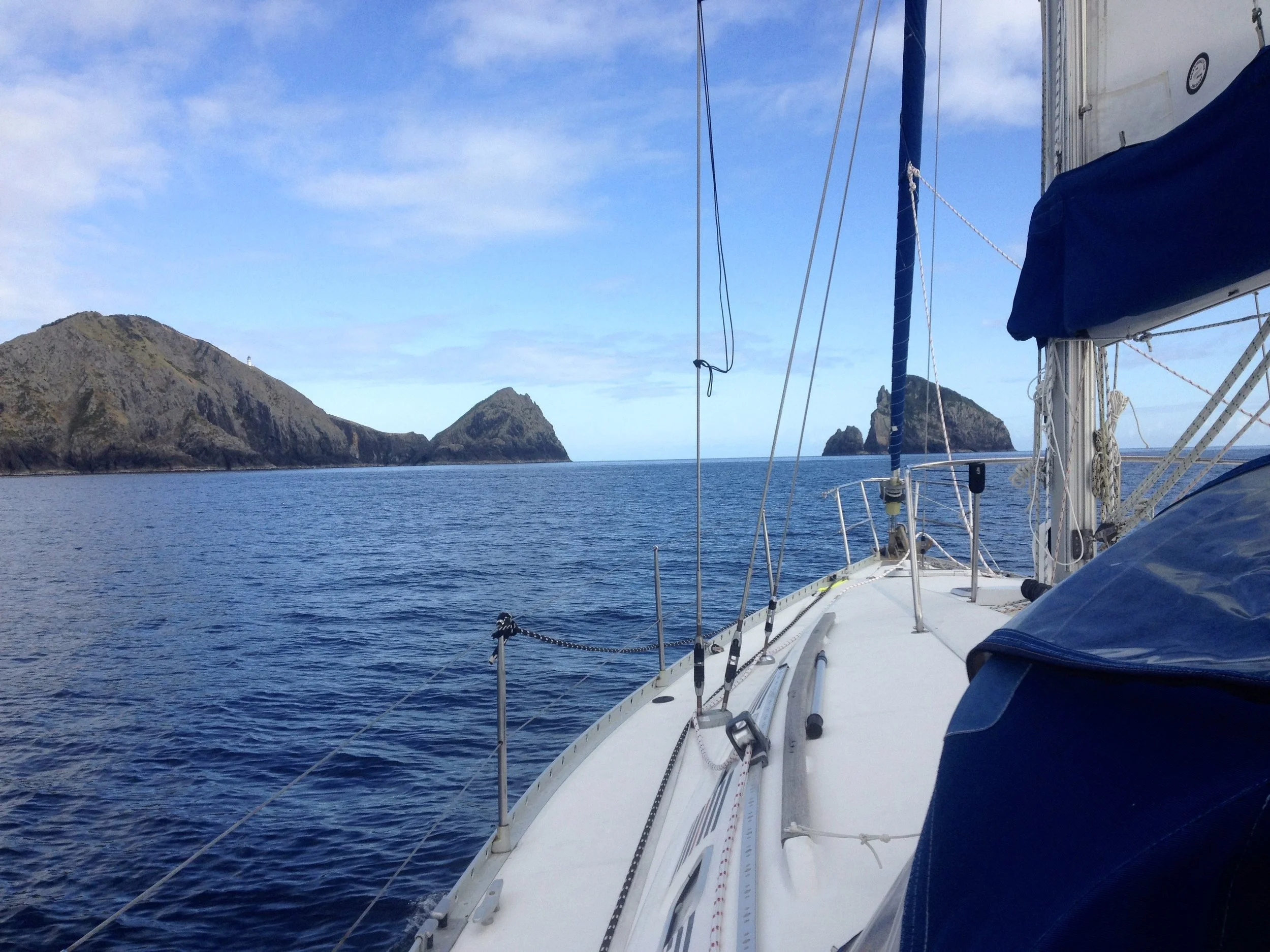 Sailing to Hole in the Rock at Cape Brett