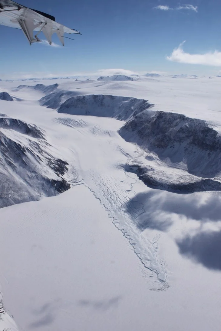 Glacier tongue floating on Lake Radok.jpg