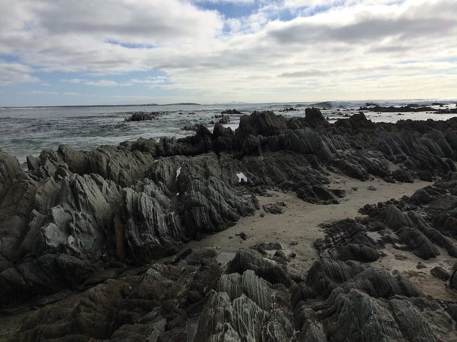 1600px-Schist_formations,_Kaingaroa,_Chatham_Islands.jpg