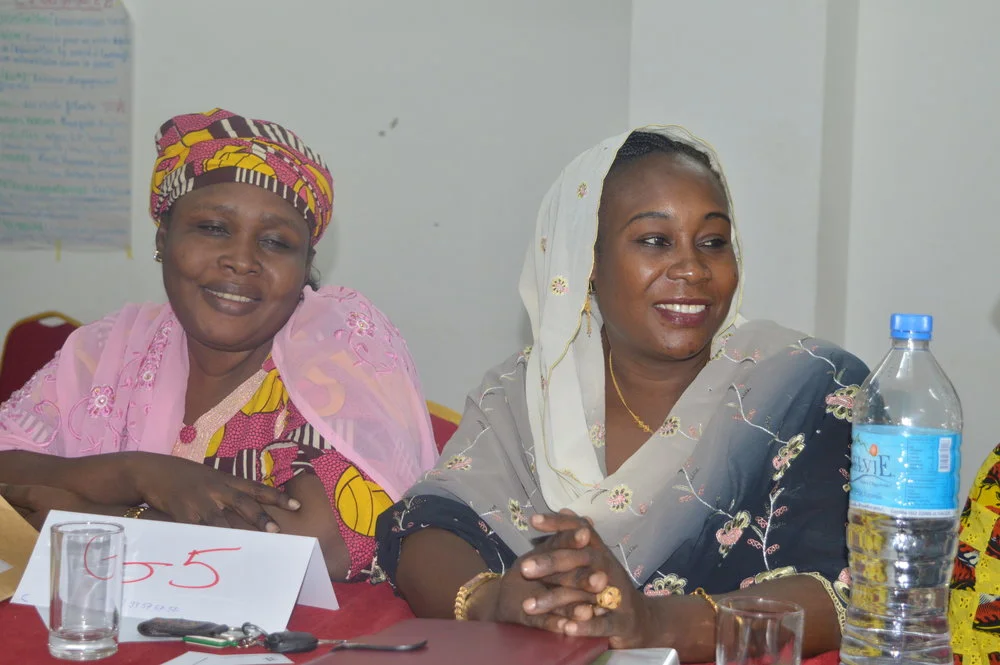 Les lauréates Aissa (Niger) et Habiba (Tchad) participent dans les discussions de groupe pendant la formation intensive Fellows Aissa (Niger) and Habiba (Tchad) participate in a group discussion during the intensive training