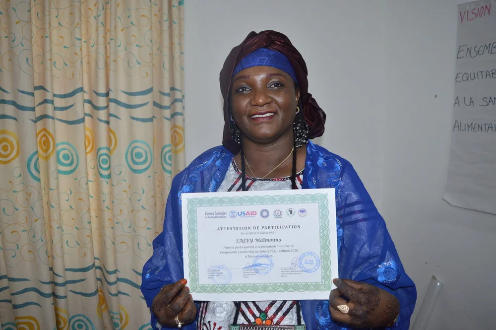 Maimouna contente d’avoir reçu son attestation Maimouna receives her SLP intensive training certificate