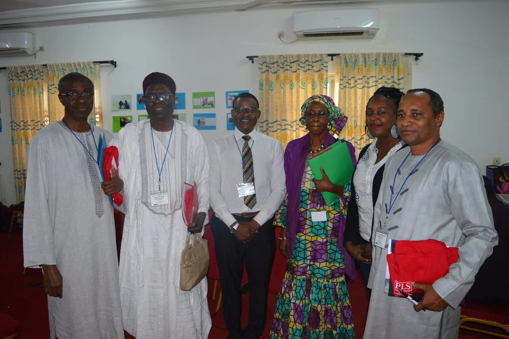 Les panélistes pour les sessions de Senior Leaders : Cheikh Mbacke, Goni Boulama, Hassane Atamo aux côtés de Nouhou Abdoul Moumouni et Aminatou Issaka de l’équipe OASIS The Senior Leaders panelists : Cheikh Mbacke, Goni Boulama, Hassane Atamo, joined by OASIS staff Nouhou Abdoul Moumouni et Aminatou Issaka