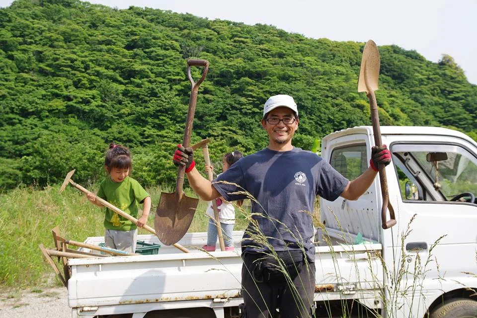 畑の先生 伊藤 力 /CHIKARA ITO(通称リッキー) 農地所有適格法人パラダイスフィールド 代表。東京ドーム以上の面積のある森と畑の学校を開墾から始め、無農薬無化学肥料の農園を運営しています。都市近郊農業の新しい形を模索し続け、新たな挑戦を試みる日々。スクールではメンバーの畑"OUR FARM"作りを指南してくれます。 葉山在住、環境オタク、1児の父。