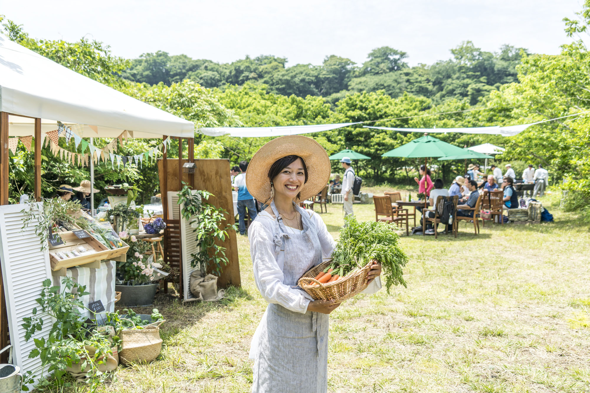 瓶詰め講師 西村 千恵 / CHIE NISHIMURA ファームキャニング代表。都内でのオーガニックやフェアトレードというエシカルな分野にて食と女性の身体に携わる。その後、もっと畑を日常に感じる生活を広めたいという思いでファームキャニングを開始。規格外や虫食いなどで廃棄されがちな"もったいない野菜"を積極的に使い、オリジナル瓶詰めレシピを開発。瓶詰めの手技も伝えています。PAWAパーマカルチャーデザインコース修了。 逗子在住、食いしん坊、2児の母。