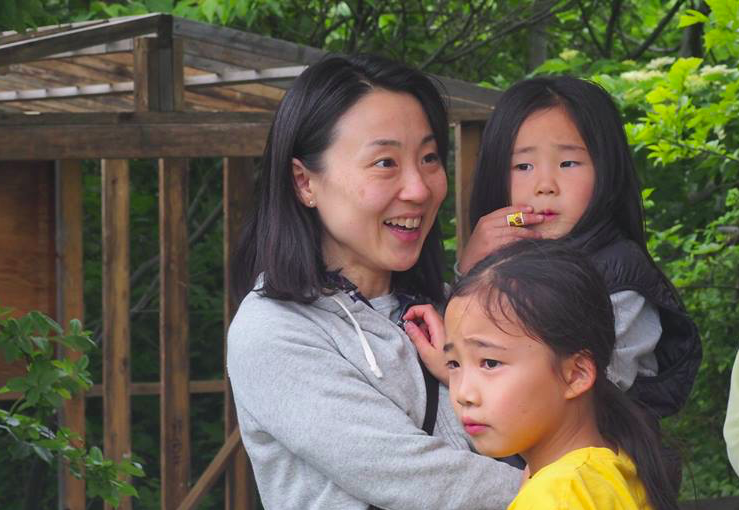 夫と9歳と5歳の娘、家族4人で参加させていただきました。 普段からこどもたちの「食」「住」ちょっとだけ「衣」(笑)に重きをおいている夫のアンテナにひっかかってくれたのがファームキャニング第一期の募集でした。 無農薬野菜をすみずみまでオシャレにいただくという企画に夫が飛びつき半ば強引に申し込み! はじめこそ、自宅でなにも育てたこともないし、みんな知らない人だし、ワイワイやるのも苦手だし、なんてびくびくしていた私でしたが、集まる人々の魅力的なこと! もしかして私にとって一番の宝は畑でのみなさんとの出会いだったかもしれません。なかでも印象に残ったのはこどもたちも大喜びのはちみつ作りとアーティチョーク、あとはこんにゃく作りでしょうか。 おいしい空気なんて陳腐ですけど、みんなで土を踏んだり野菜の泥を落としたり走り回るこどもたちをゆったり眺めていると、あーきてよかったと毎回思うわけです。貴重な体験も多くあり、夫が猪をさばいたときの嬉しそうな顔や、真剣に火を守る顔も忘れられません。普段食べている野菜も簡単には育たないことが1年間通うことで体で実感できて食べ物にたいする感謝の気持ちが一層強くなりました。9歳と5歳の娘たちも「料理できて、瓶詰めできて楽しかった~。」「グミの実をつまみ食いできて楽しかった~」だそうです。 卒業したいま、夫は畑とはいかないまでもベランダで果物の樹をかわいがり、私はキッチンで野菜に感謝しています。すこし美しく並べて。こどもたちは「ごはんおいしかったよねー」と。こんなに彩りを与えていただきありがとうございました。 (1期 東京都文京区・医師)