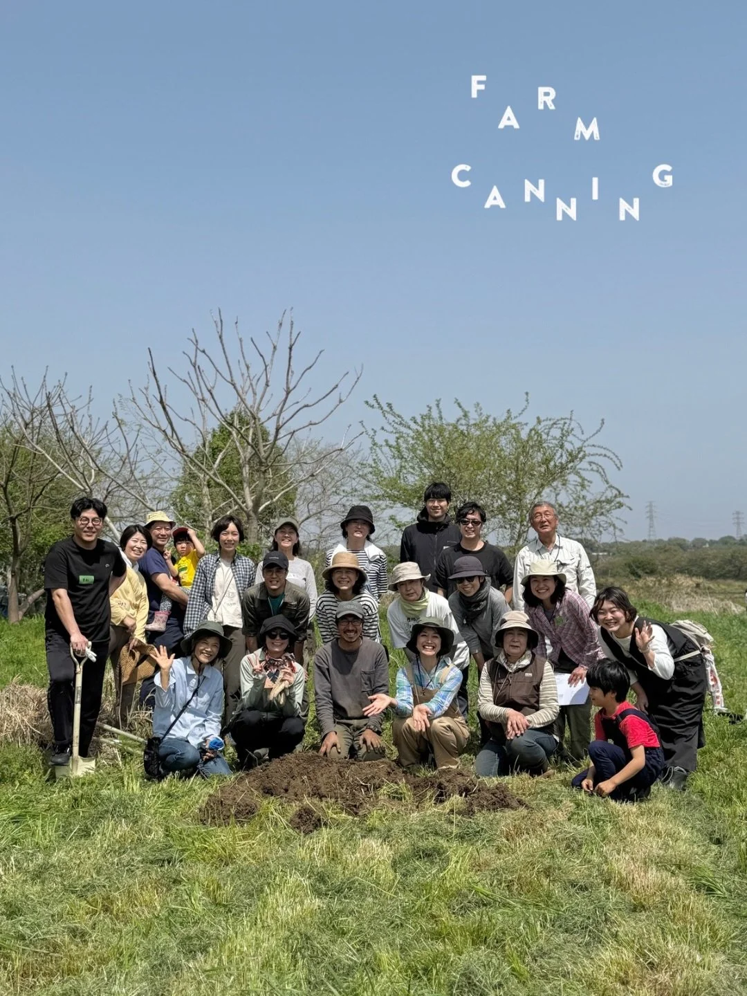 畑のワインクラブで大切にしていること❸

【同じ感覚を持つ人との出会い -ワインのプロから食いしん坊まで-】

参加者は、仕事終わりの一杯のワインが好きな人、畑で育ててみたい人、畑でリフレッシュしたい人、みんなでごはんを食べるのが好きな人。

ワインや飲食に携わる人もいれば、まったく別業種の人、子育てがひと段落した主婦の方、キャリアブレイク中の方など、年代や性別を問わず様々な方が集まります。

もちろん、住んでいる場所も、東京都内や横浜から、畑のご近所さんまで様々。

講師としてお招きする農家の