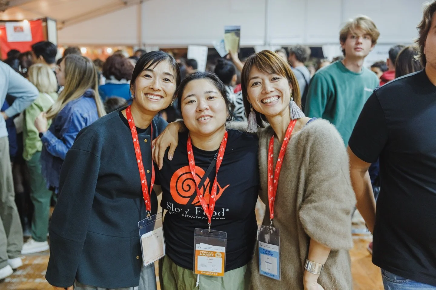 ファームキャニングの原点のひとつ

「スローフード」という言葉、みなさんも聞いたことがあると思います🍅

世界的に食への関心が高まる中、日本でもここ数年で食に関わるお店やメディアなどで使われるようになり、ずいぶん馴染みのある言葉になりました。

実はこの「スローフード」という考え方、ファームキャニングの活動のベースにもなっているんです。

その運動に影響を受けた代表の西村は、仲間と一緒に「スローフード三浦半島支部」を立ち上げたほど。
　
　
では、スローフードとはどんなものなのでしょうか？

