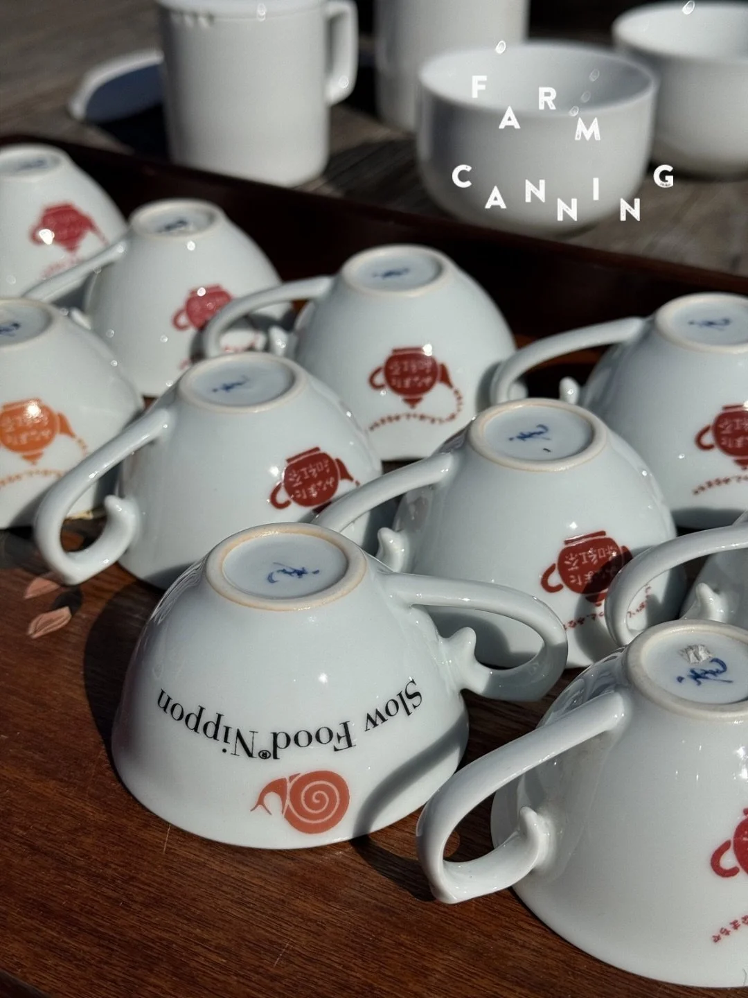 土地の食文化を守るために生まれた運動

スローフードの始まりは、1980年代のイタリア。

当時、世界中に広がり始めていたファストフード。 
その流れの中で、

「土地に根付いた食文化が失われてしまうのではないか」

そんな危機感から、各地の伝統的な&ldquo;マンマの味&rdquo;を守ろうと若者たちが立ち上がりました。

そこから始まったスローフード運動は、現在では160カ国以上に広がる国際的なネットワークに。

文化、農業、環境、経済など、さまざまな視点から「食」を見つめ直す活動へと発展