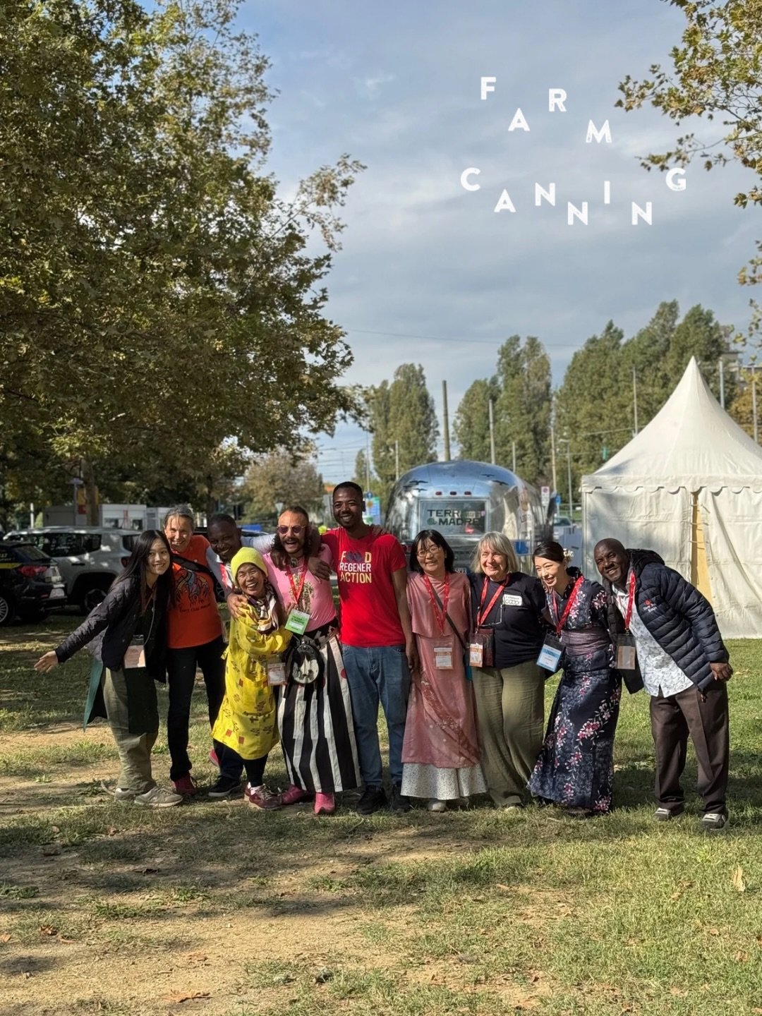 おいしい・きれい・ただしい

スローフードには、こんなシンプルなスローガンがあります。

GOOD（おいしい） 
CLEAN（きれい） 
FAIR（ただしい）

おいしく健康的であること。 
環境に負荷を与えないこと。 
そして、生産者が正当に評価されること。

この考え方は、ファームキャニングが設立当初から大切にしてきた想いにも重なります。

2016年、西村はスローフード発祥の地イタリアで2年に1度開催される祭典 
「テッラマードレ・サローネデルグスト」に日本代表チームの一員として参加しまし