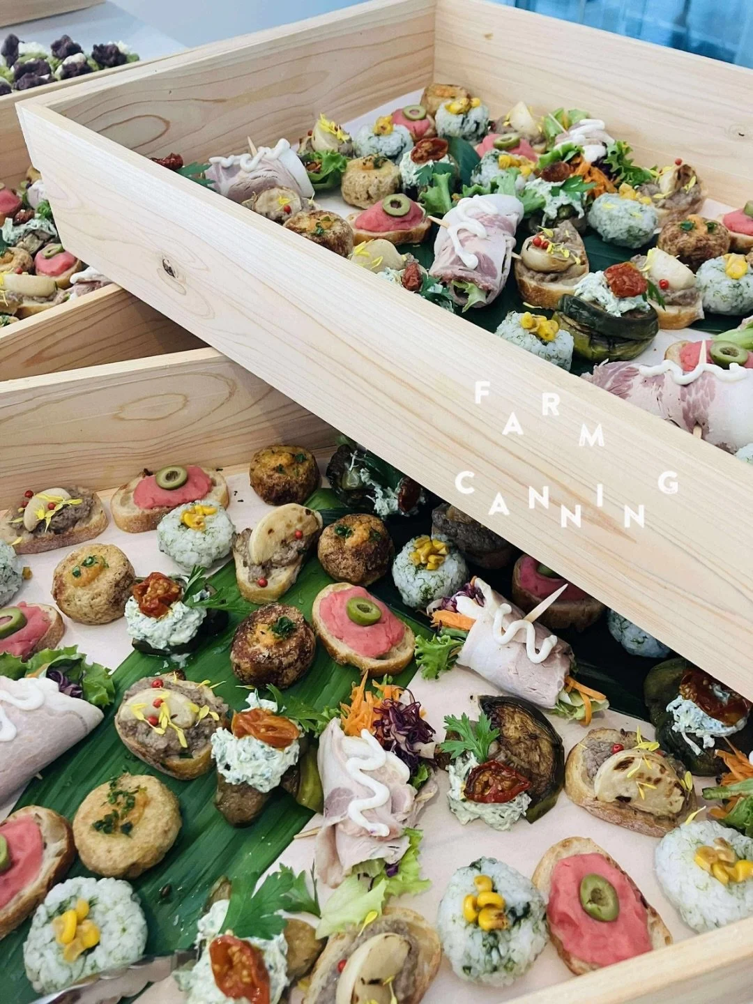 【もったいないケータリングとは】

食べることは、
いのちをいただくこと。

FARM CANNINGのケータリングは、
ただ食事を提供するだけではなく、
自然の循環や生産者の想いまで届けたい
という考えから生まれました。

おいしい、楽しい、美しい。

そして未来につながる食卓を。

食べる時間が、自然や社会を考えるきっかけになりますように。