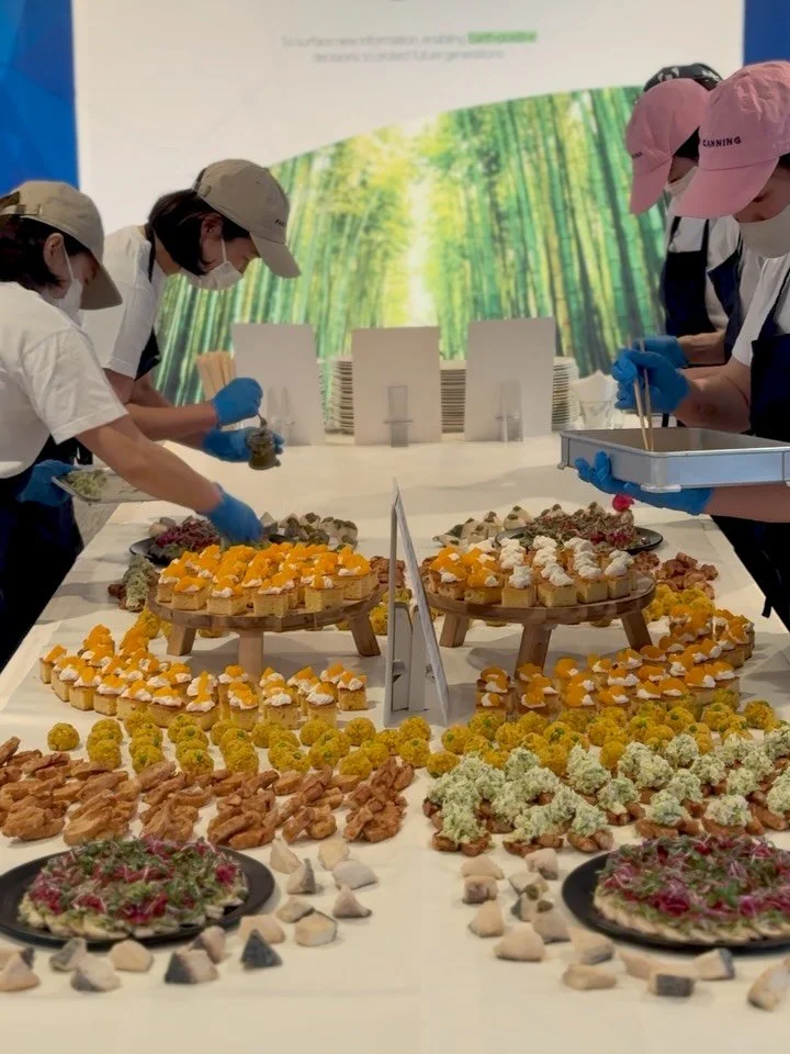 【MINIMAL WASTE】

できるだけゴミを出さないケータリングを目指しています。

野菜はなるべく丸ごと使い切る。
食べ残しが出ない量を提案する。

使い捨て資材も、環境に配慮した素材を選びます。

小さな積み重ねだけれど、食の現場からできることを。