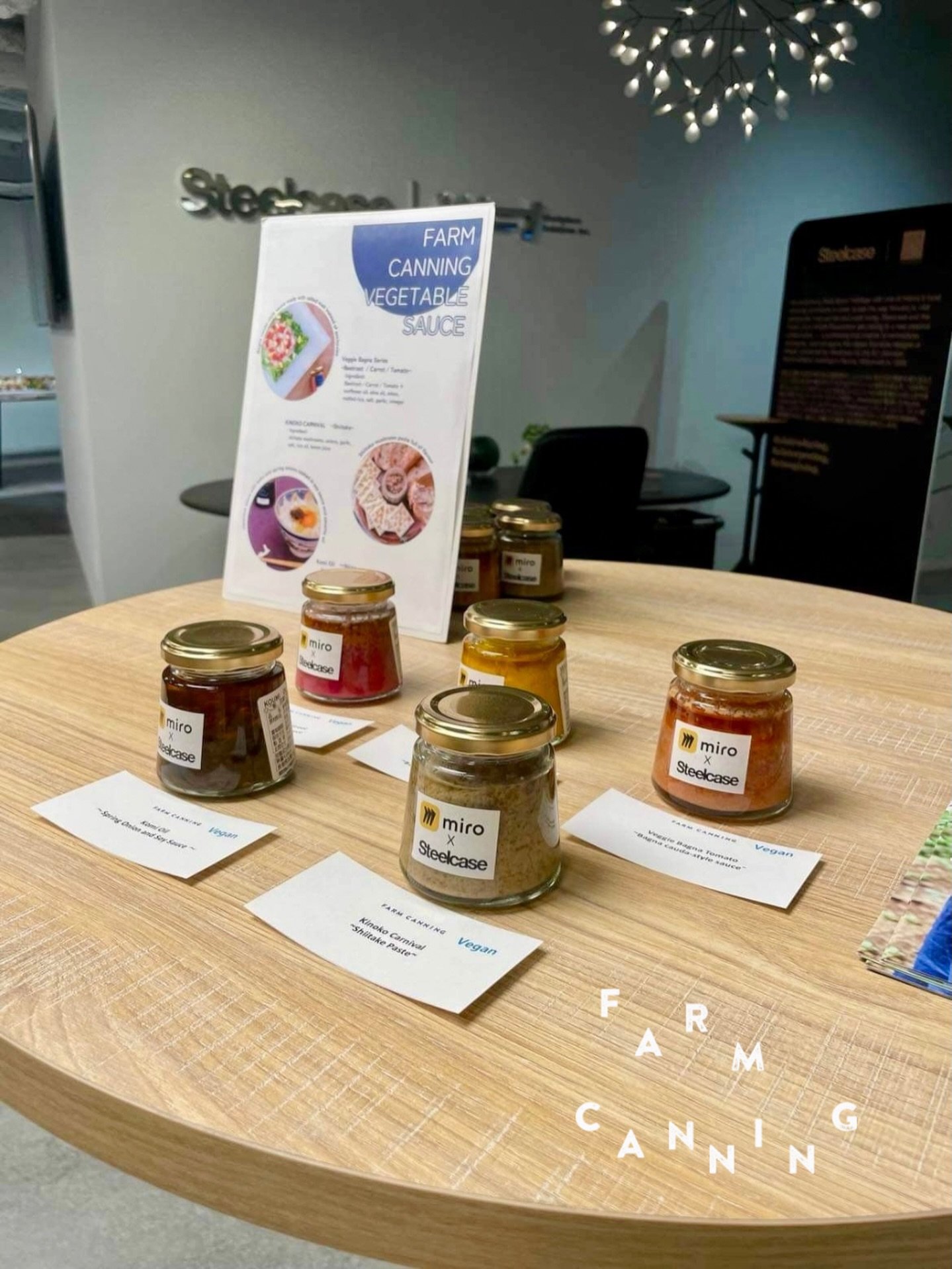 【ノベルティやお手土産として】

美味しく食べられるのに、
形や色が不揃いという理由だけで
販売できない野菜たち。

FARM CANNINGでは、
そんな「もったいない野菜」を使ってびん詰めを作っており、
イベントのノベルティやお手土産としても人気です。

その場でケータリングを食べて終わりではなく、
家に帰ってからも思い出せる食体験を。

オリジナルラベルへの変更も承っております。