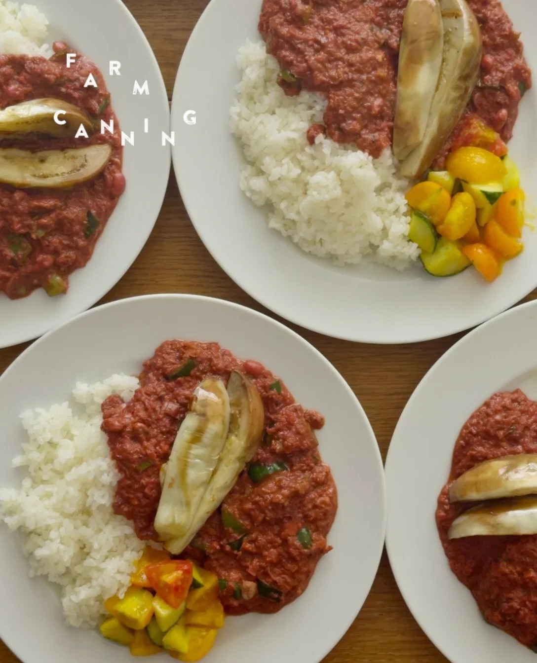 まかないで食べた鮮やかなビーツのカレー

カレーの上にのせた白ナスと、付け合わせのサラダのトマトは、畑のワインクラブの参加者さんと一緒に育てている夏野菜です。
朝草刈りに行って収穫してきました。

少しずつ実ってきた野菜を、こうしてみんなで味わえるのが嬉しいです！

付け合わせのサラダは、とっても簡単。
角切りにしたトマトときゅうりに、「ベジバーニャ にんじん」を和えるだけ🥕
にんじんの甘みと麹のやさしいコクが加わります。

暑い日のあと一品に、ぜひ試してみてください🌿
　
　
- - - 