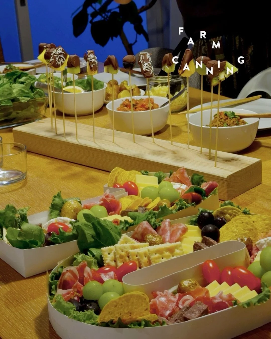 スタッフアペロでタコスの会🌮🍻

アペロとは、食事の前に軽く飲んだり食べたりする時間のこと。

ファームキャニングでは、仕事終わりに集まれる人が集まって、おいしいものを囲む時間として楽しんでいます。

この日はスタッフがファームキャニングの10周年にちなんだ「10」のボックスを手づくりしてきてくれました。

そのボックスに生ハムやチーズ、クラッカー、ぶどうなどを詰めて完成。

実は、ケータリングでお届けしたいと考えているアニバーサリーボックスの試作でもあります🤫

アイデアを出し合って、手