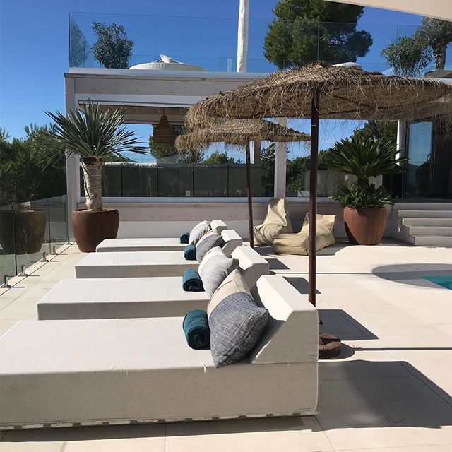 Our bespoke sun beds designed with a linen effect water resistant fabric, ideal for outdoor settings and chilling by the pool. #poolside #outdoorfurniture #daybed #minimaldesign