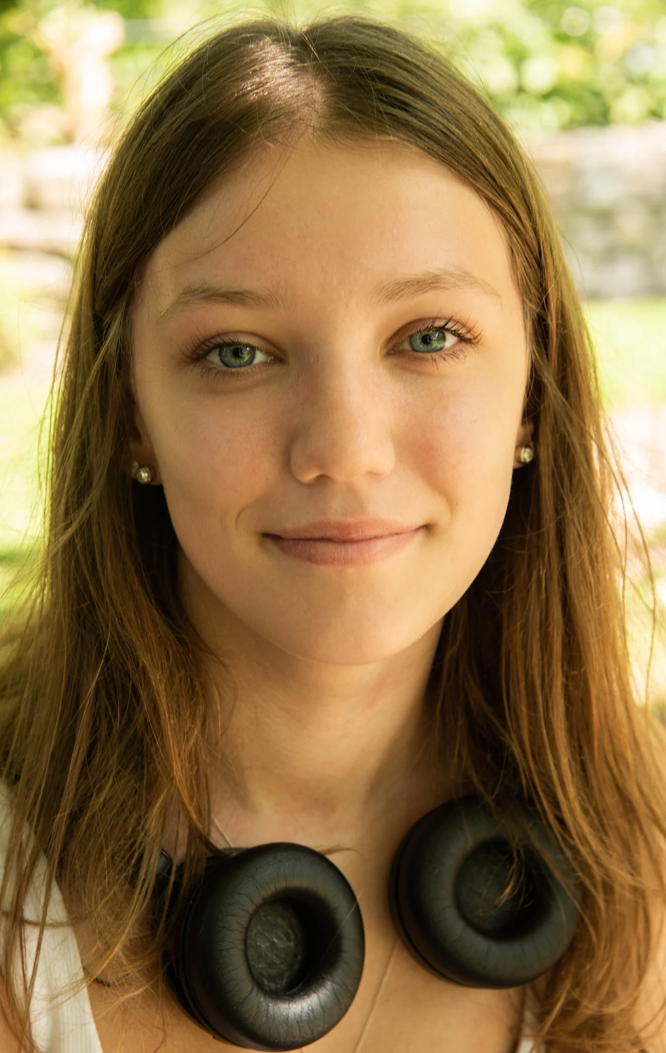 7469headphonegirl.jpg