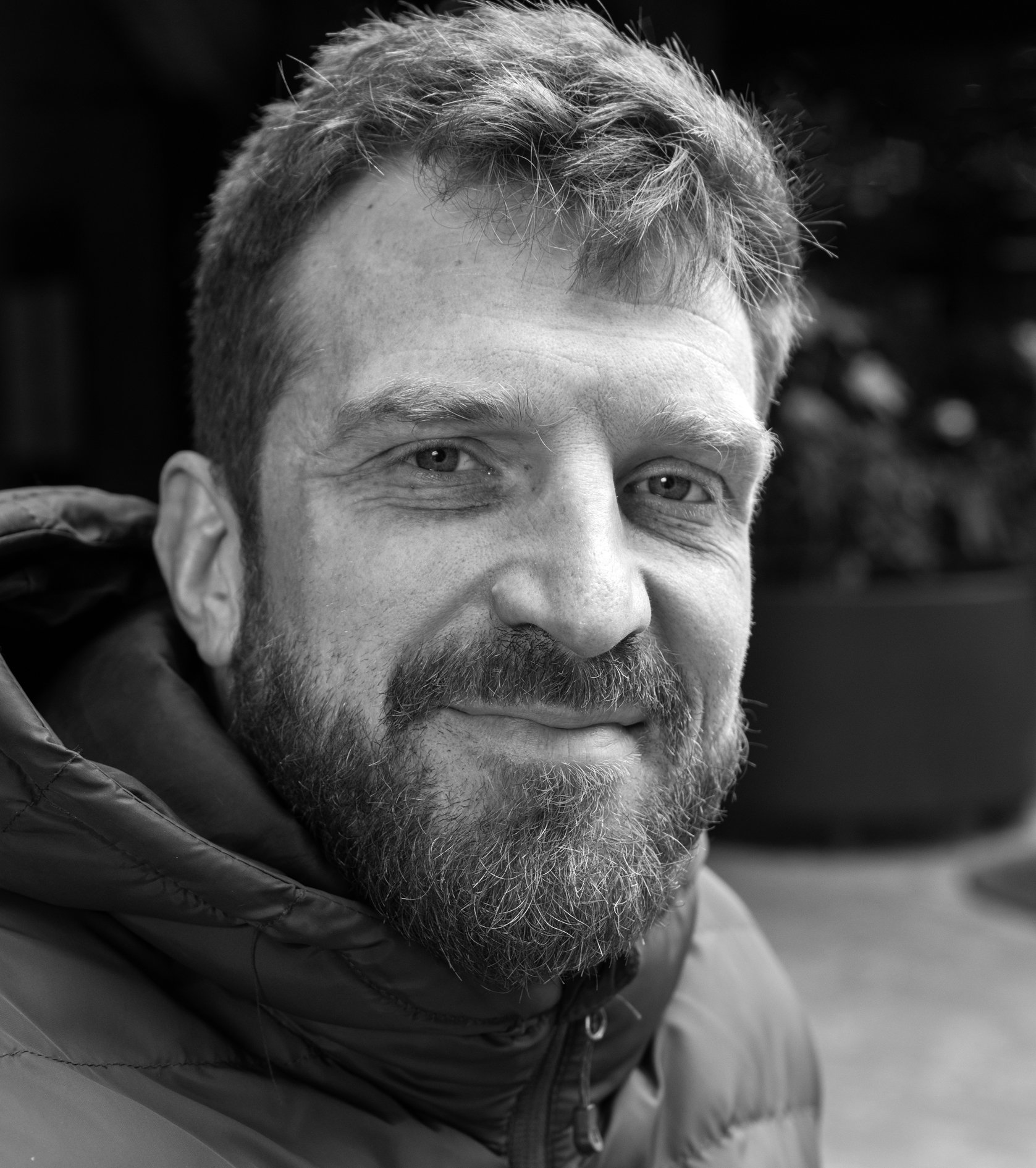 3538dadoftwodaughtersbw.jpg