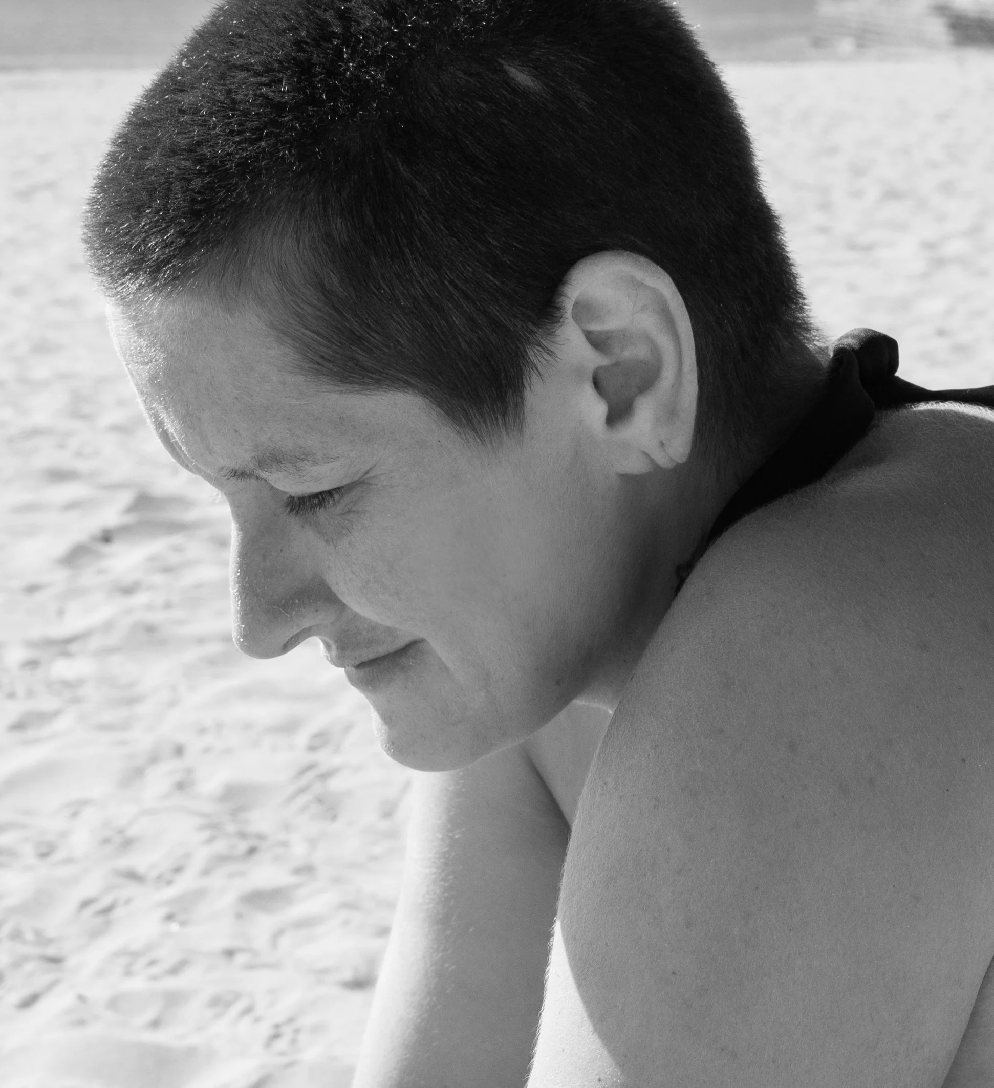 9821shirthaironbeachbw.jpg