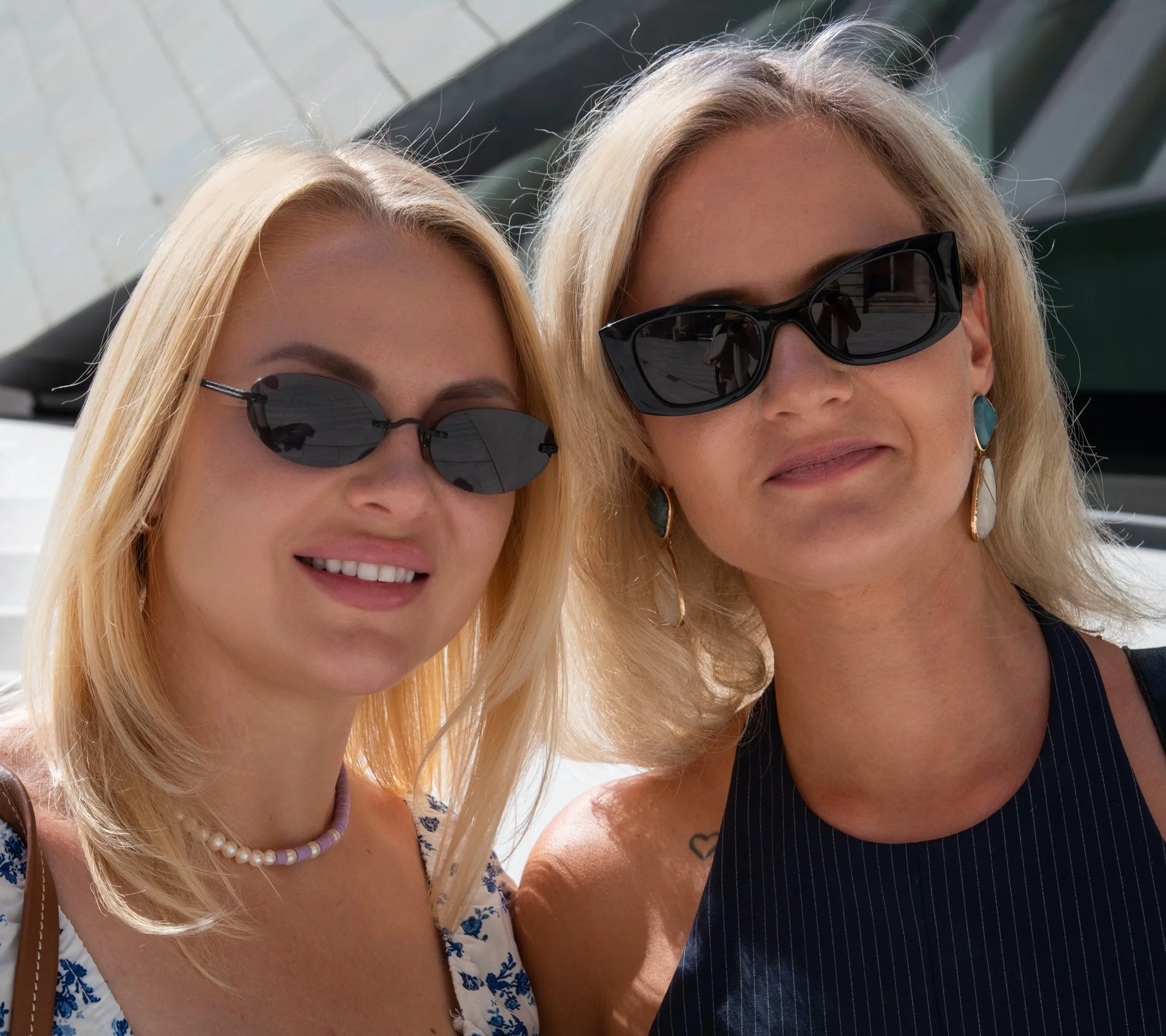 0977blondecoupleoutsideW.jpg
