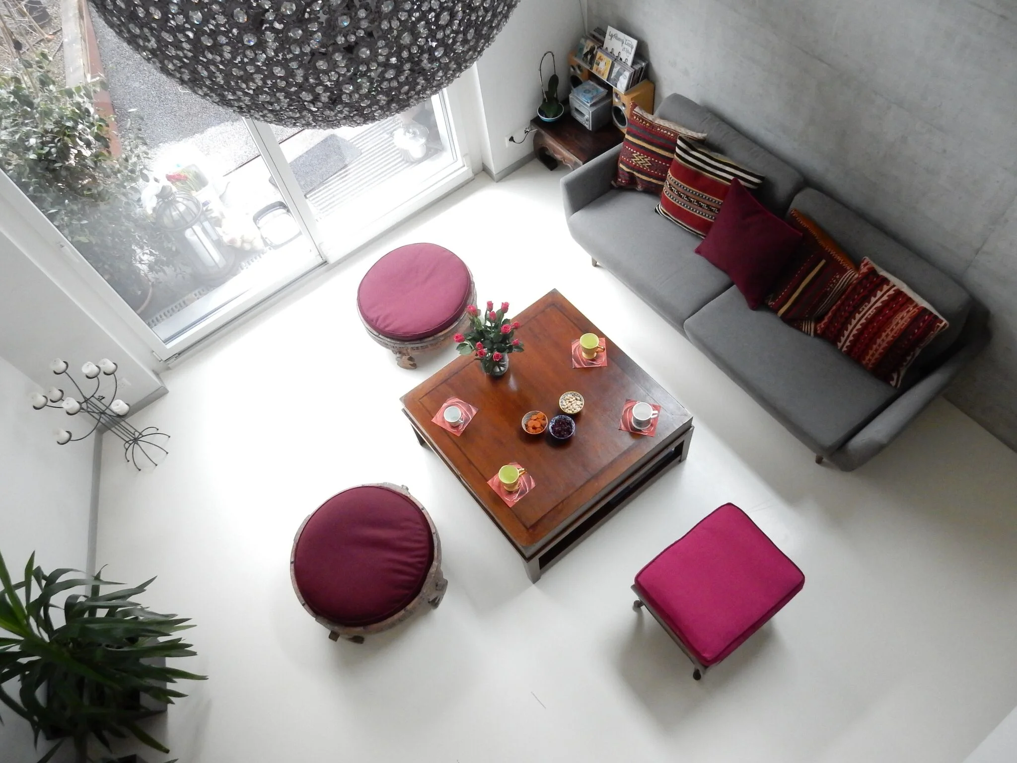 Hocker und zwei Chakki Hocker