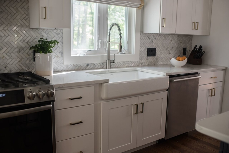 grey-white-mosaic-tile-kitchen-backsplash-farmhouse-apron-sink-white