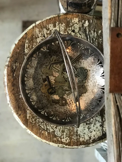 jennifer-lynn-interiors-12401-inspiration-kingston-ny-antique-key-holder