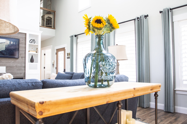 jennifer-lynn-interiors-12401-inspiration-kingston-ny-sunflowers-glass-vase