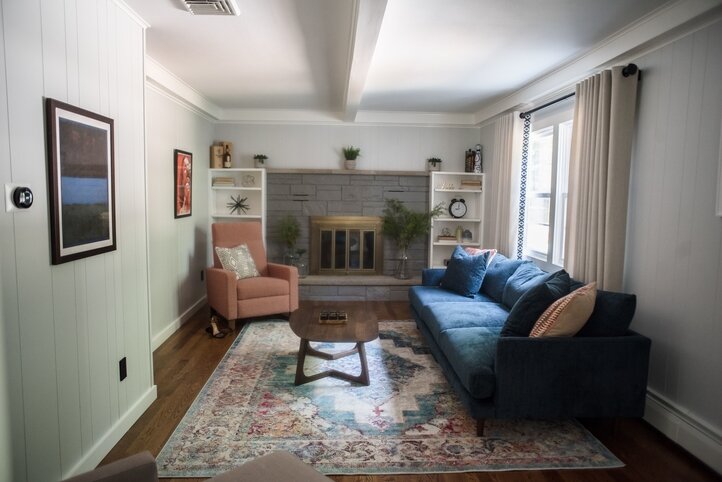 jennifer-lynn-kingstown-interior-design-12401-blue-sofa-pink-chair-teal-fuchsia-cream-oriental-rug