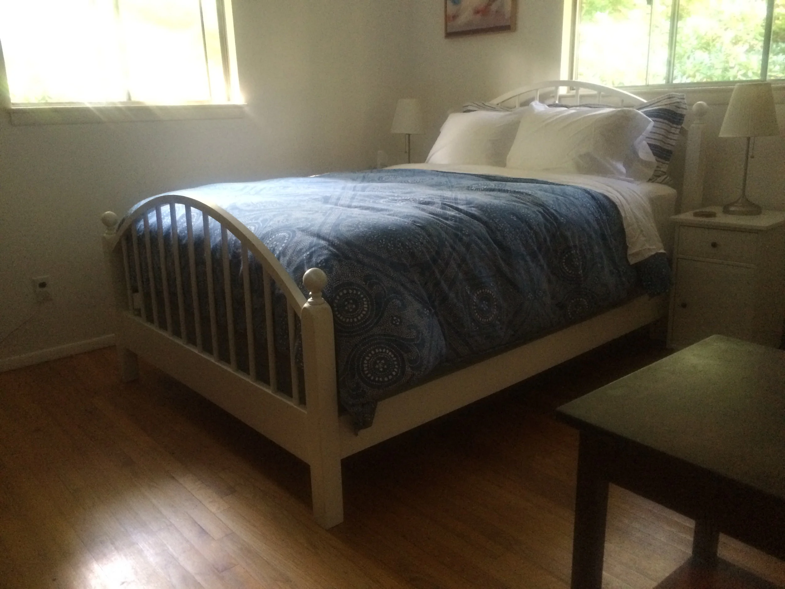 Simplify lodging. Stay at the cottage. Comfortable, bright, airy, cozy room with private bath. Inquire about availability and pricing.