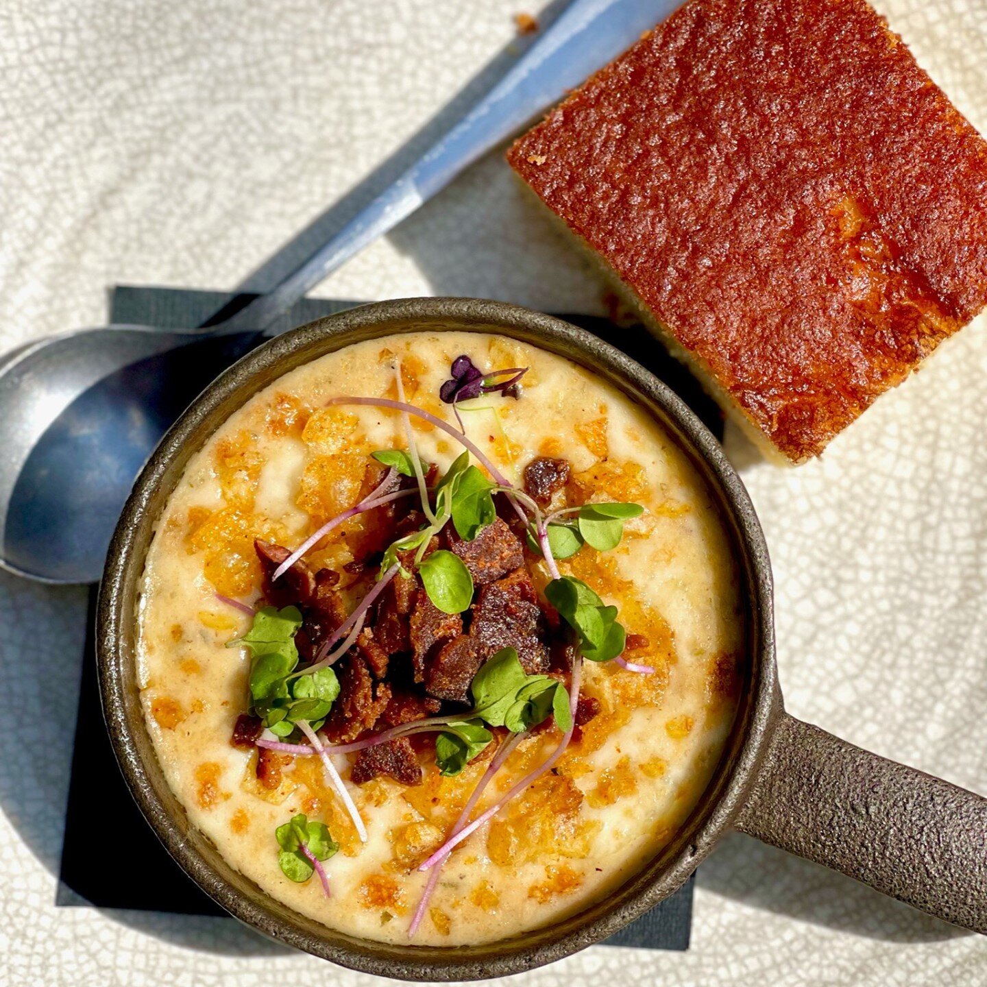 We&rsquo;re getting a little bit CHOWDA now on The AVENUE!
🌽
A Little Bit Chowda Now
👉🏽 Smoked Chicken Corn Chowder
👉🏽 Cheddar Cheese
👉🏽 House Rub Potato Chip Crumble
👉🏽 Chopped Bacon
👉🏽 Cornbread
🌽
Happy Sunday, everyone! We&rsquo;ll see