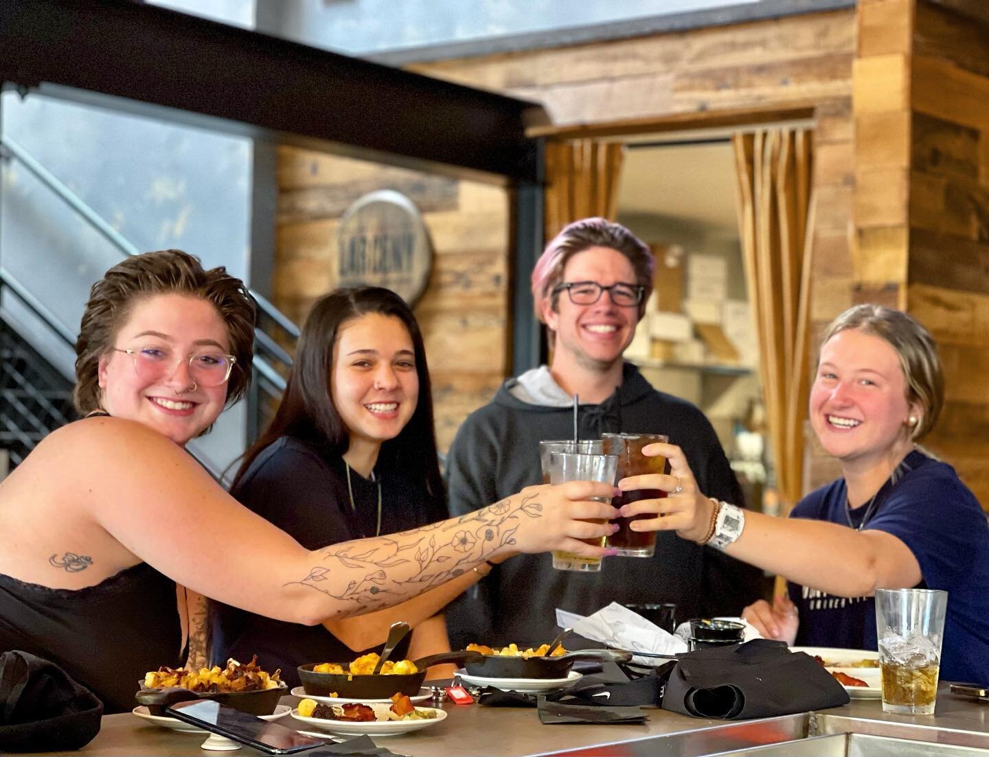 When the @banditosbk White Marsh crew comes to Wayward on The AVENUE for #industrybrunch !
🥳
EVERY Monday from 1️⃣1️⃣am - 3️⃣pm, grab your industry friends and head on over for a brunch that you don&rsquo;t have to work!
🥳
Happy #mondayfunday every