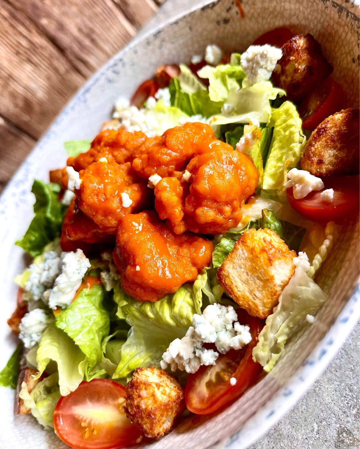 Buffalo Chicken is healthy if it&rsquo;s on a salad, right?????
🔥
As long as it&rsquo;s delicious then it really doesn&rsquo;t matter. And it is delicious&hellip;so you should definitely get it 😍

&bull;
&bull;
&bull;

#baltimorebuzz #mybmore #food