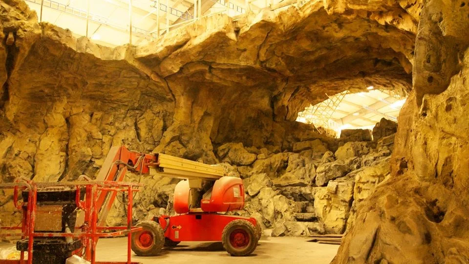 set build for entrance of the cave