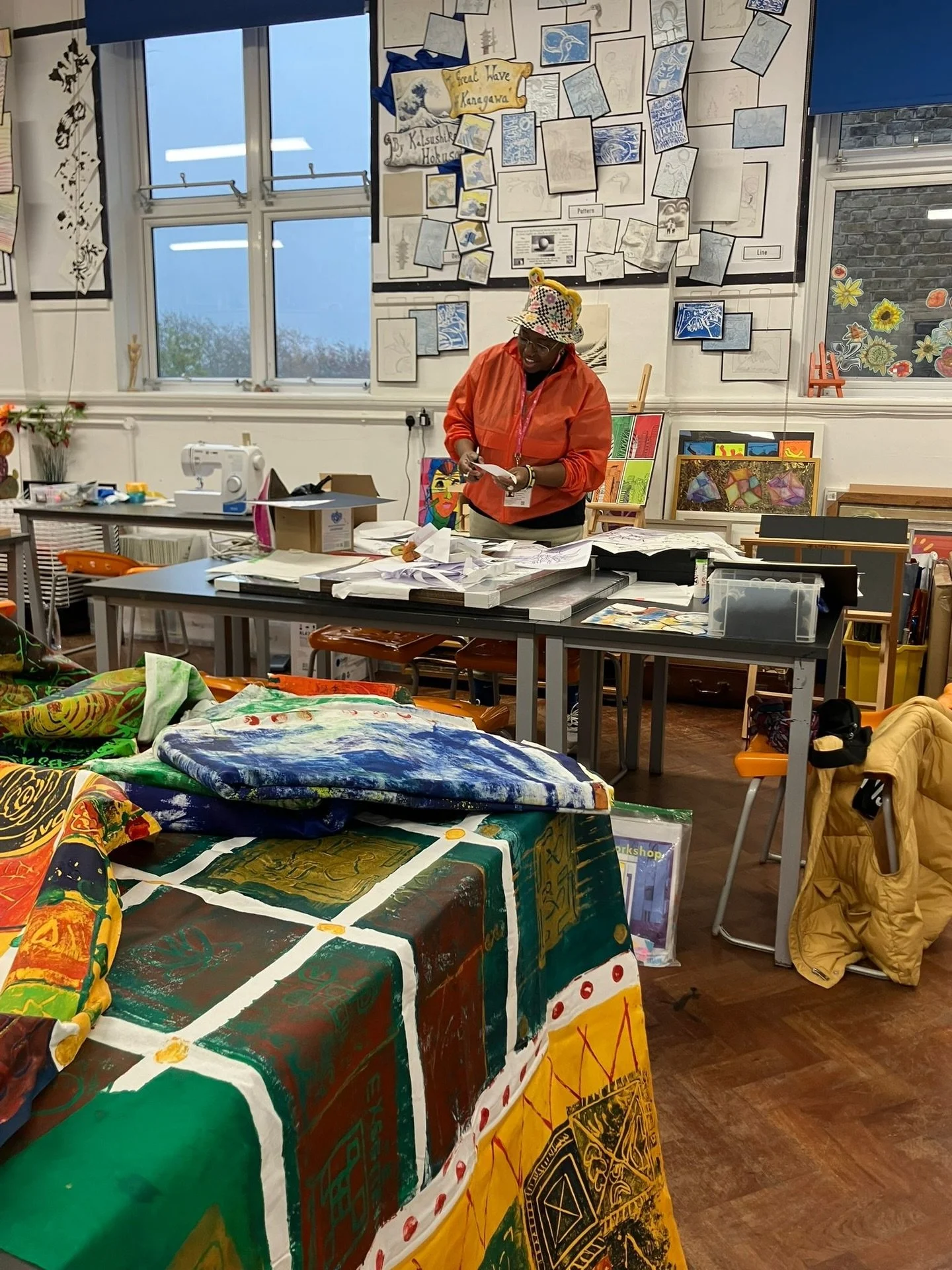 I&rsquo;m so grateful to have been part of the @Coloursofredbridge project! Back in March 2025, I spent time with the wonderful students at Ray Lodge Primary School, exploring the theme of community and watching their ideas come alive through their a
