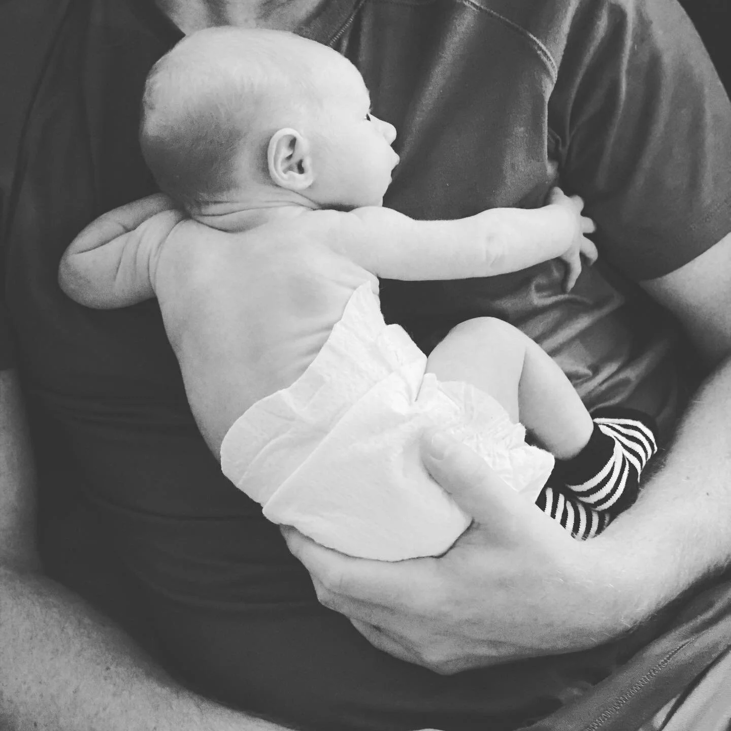 Hanging out with dad in a diaper that&rsquo;s a little too big #getittogethermom #ipeedonmyotheroutfits #babyhug