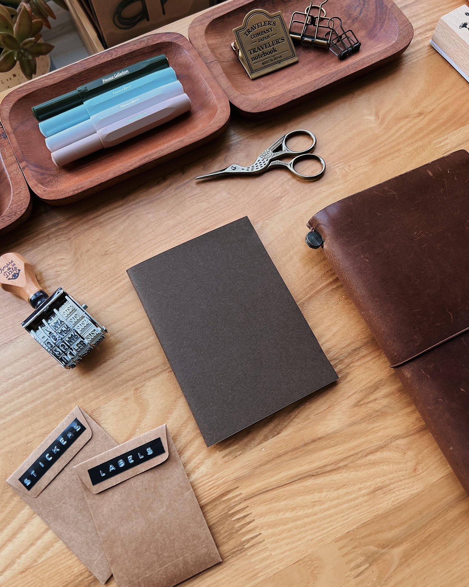 plain-graphite-notebook-small-tn-front-angle-sarica-studio.jpg
