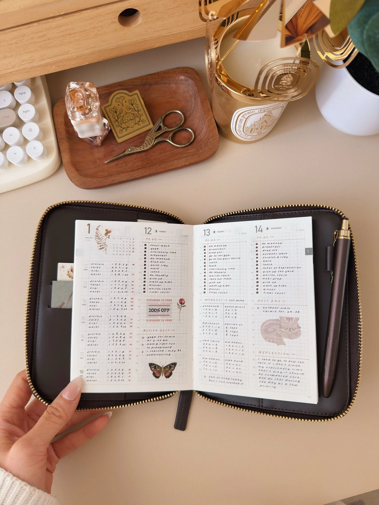 Me and my take a note mini are besties at this point. Here&rsquo;s last week in my personal planner!

📔 @take_a_note_planner
🖊️ uni jetstream 0.5mm
🥀 deco stickers from saricastudio.com
🐈&zwj;⬛ cat sticker from @grumpynook 

#planner #stationery 