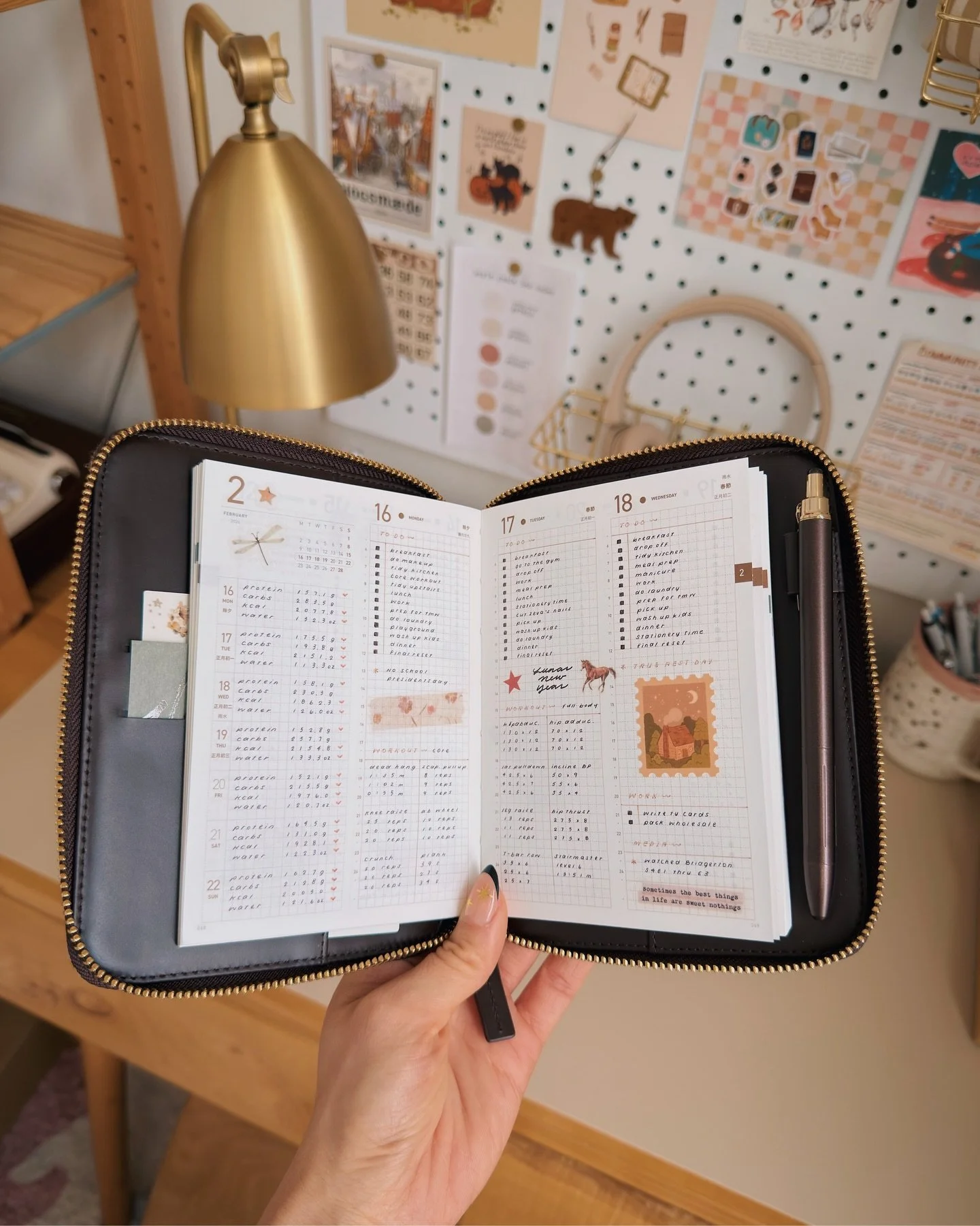 Here&rsquo;s the previous week in my planner! Up until now, I&rsquo;d only been tracking personal things in here (macros, daily to do lists, workouts). In the middle of the week, I started putting my work tasks in here as well. I had the grand notion