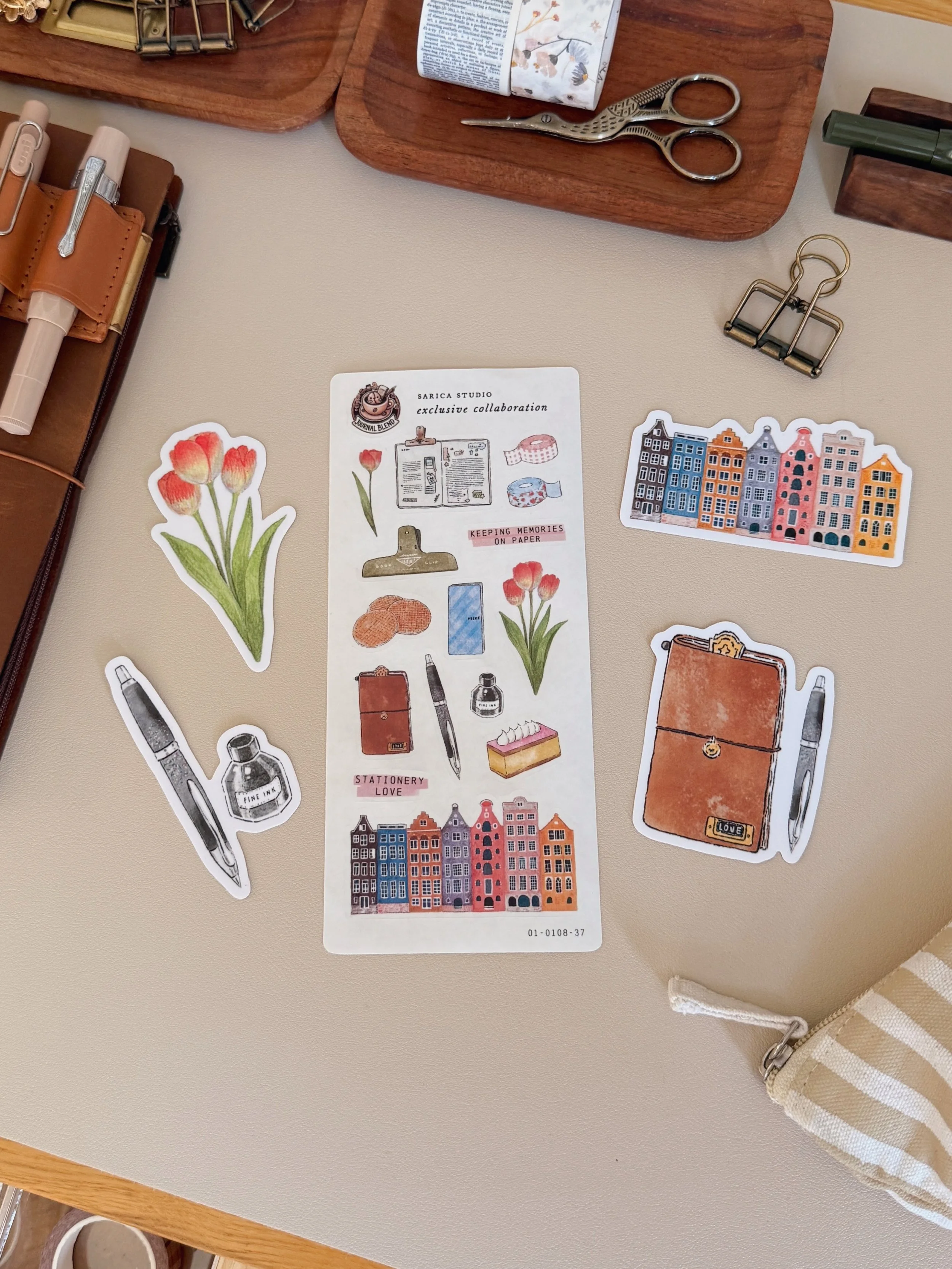 Introducing the Journal Blend x Sarica Studio exclusive collaboration! When Natasja of @journalblend asked me to create a sticker sheet with iconic Dutch themes and stationery, I was really excited to bring this concept to life. I used a mixture of t