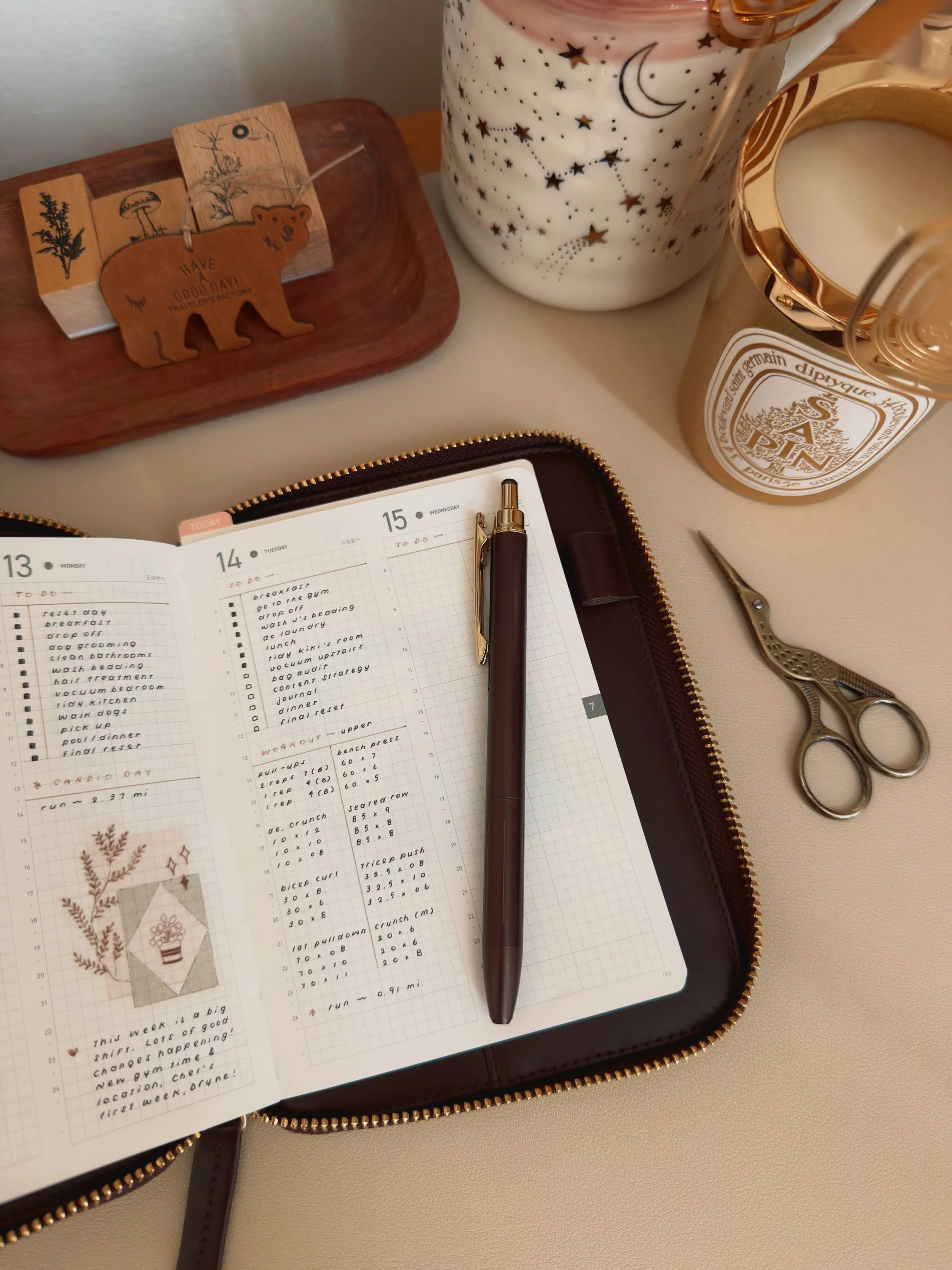 Last week was so overwhelming but the dust is finally settling. Off to a great start this week! Hope you&rsquo;re all well darlings 🤎

📔 take a note mini A6
☕️ hobonichi caf&eacute; au lait cover
🥀 stickers from saricastudio.com
✍🏼 uniball one wi
